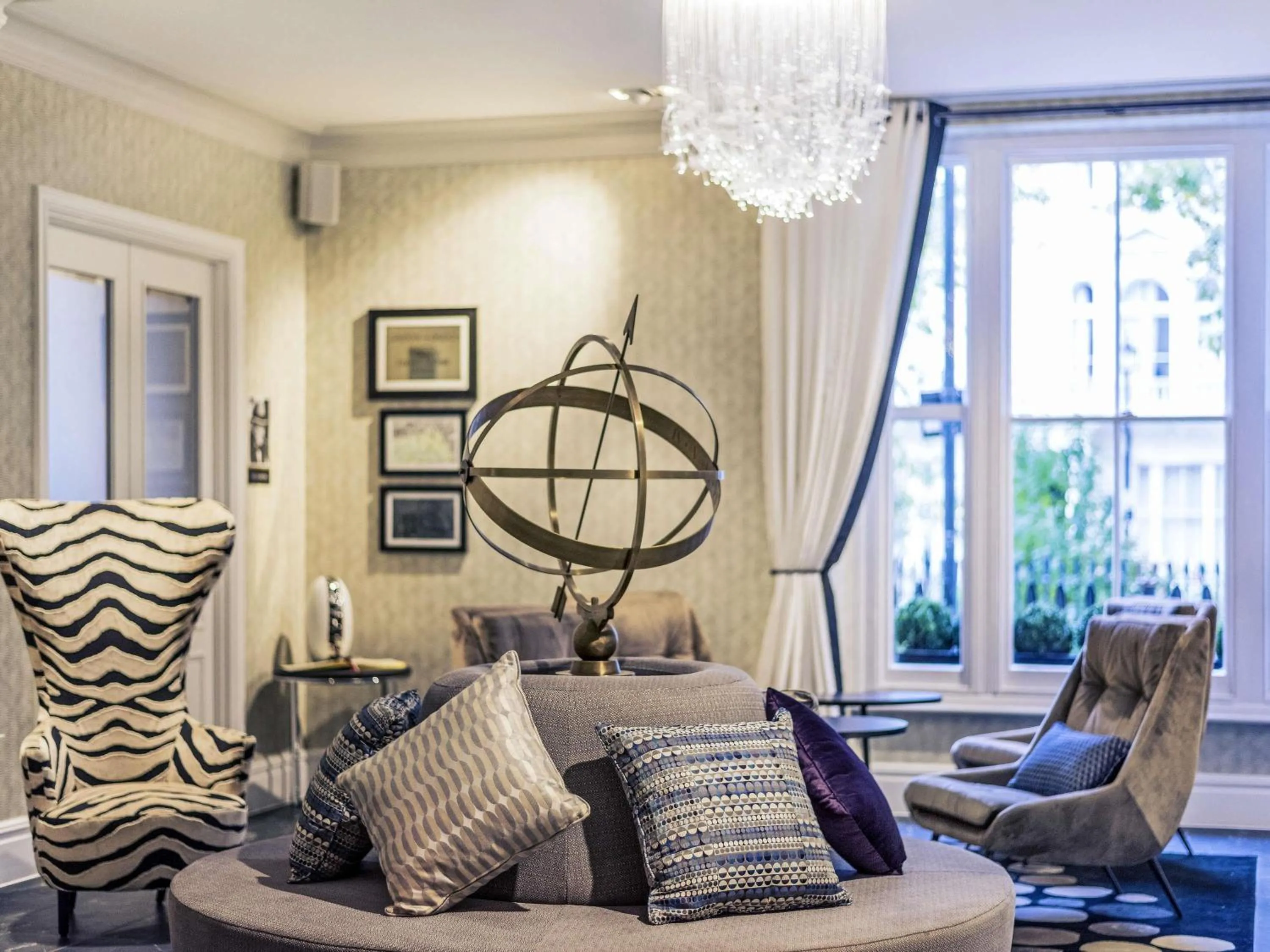 Restaurant/places to eat in Mercure London Hyde Park Hotel