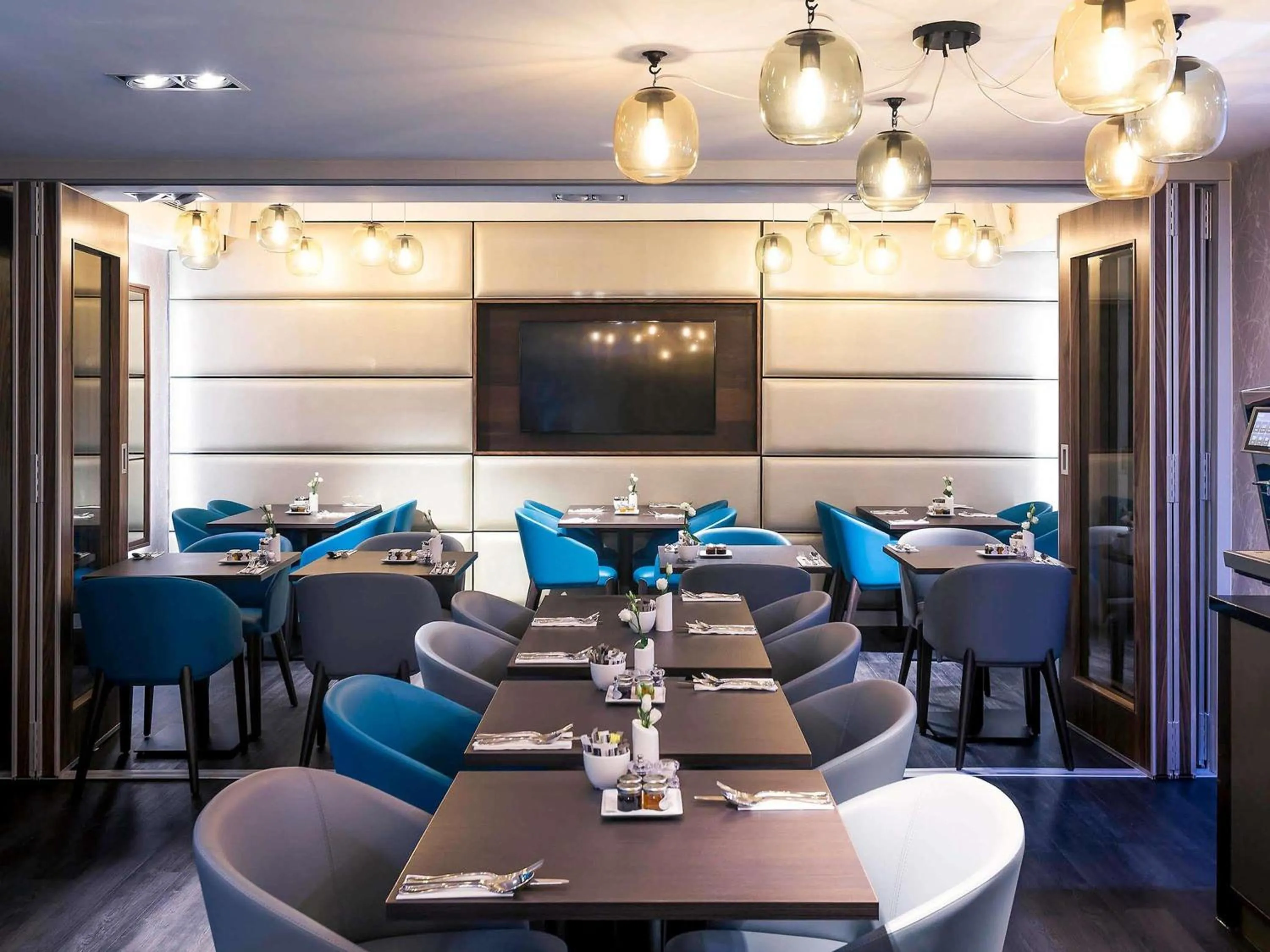 Restaurant/places to eat in Mercure London Hyde Park Hotel