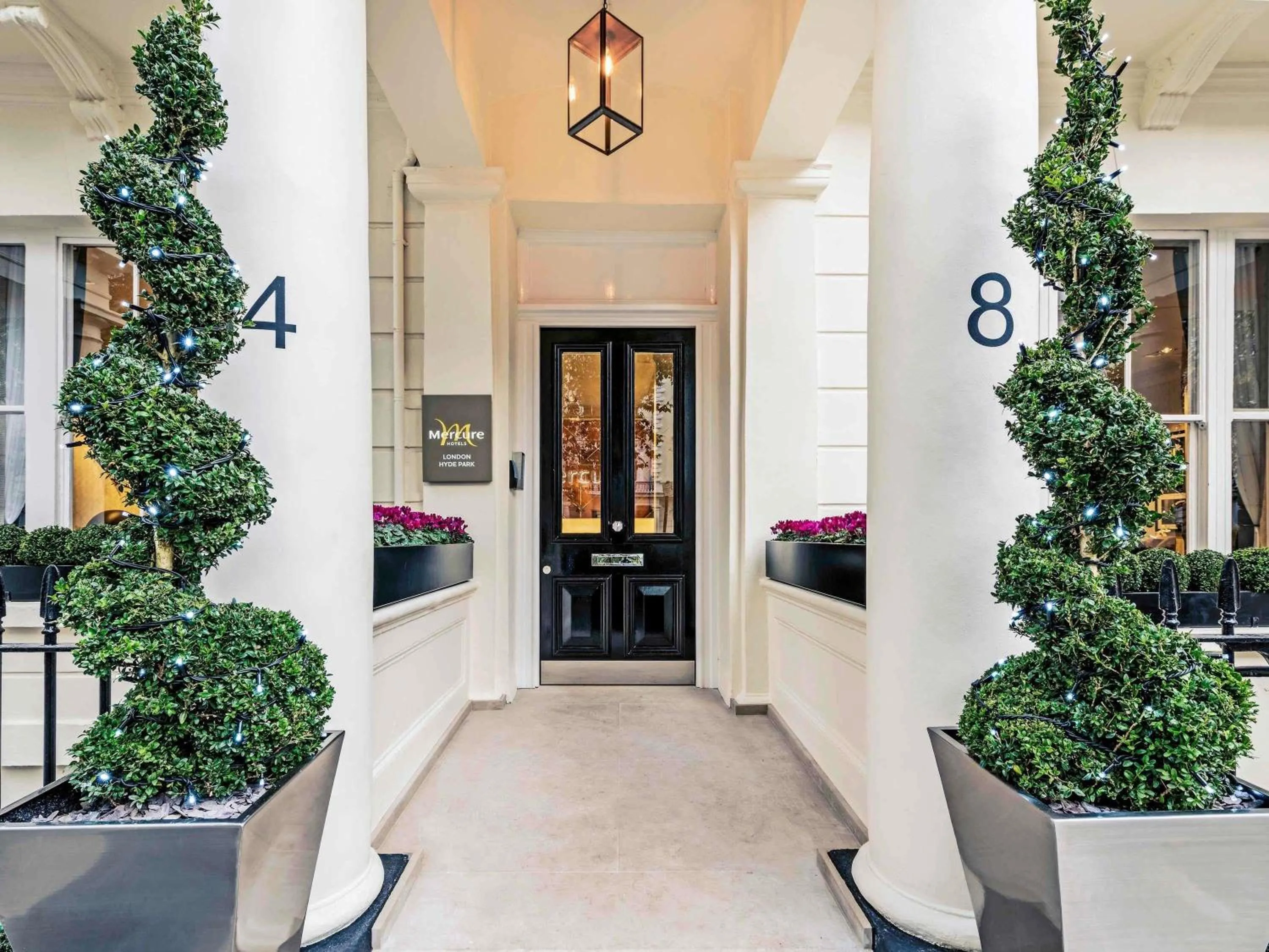 Restaurant/places to eat in Mercure London Hyde Park Hotel