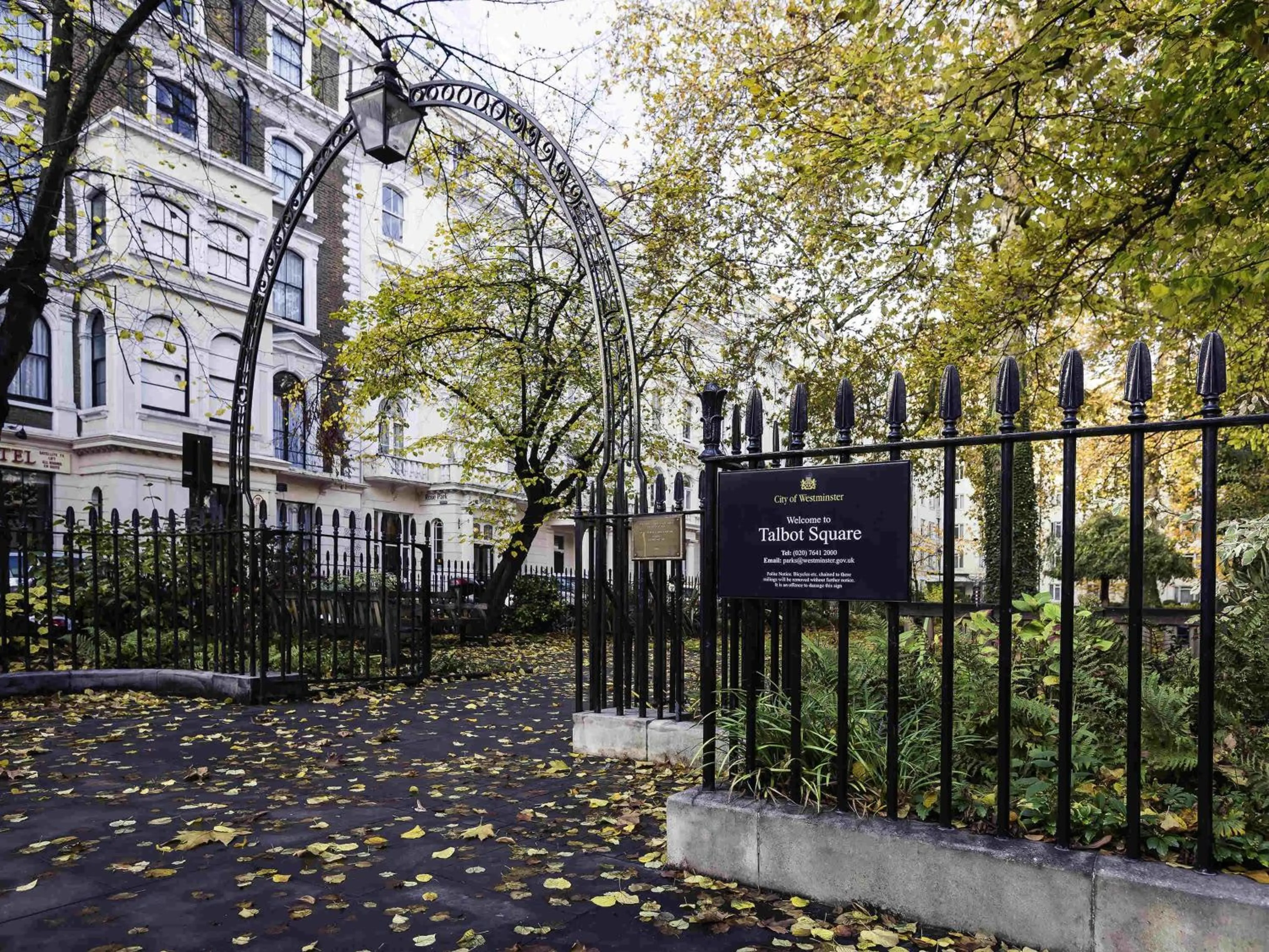 Restaurant/places to eat in Mercure London Hyde Park Hotel