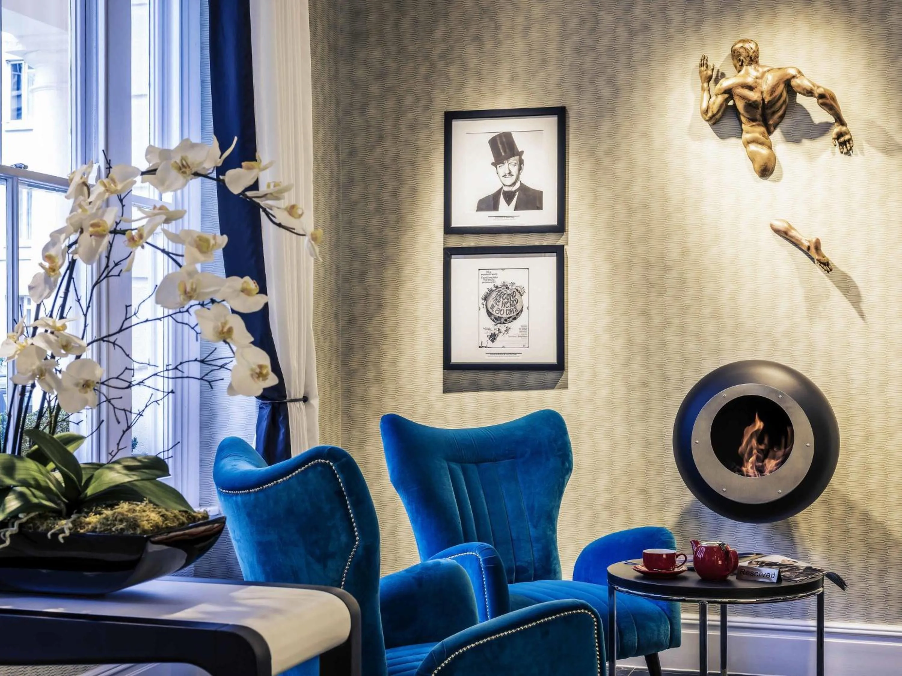 Lounge or bar in Mercure London Hyde Park Hotel