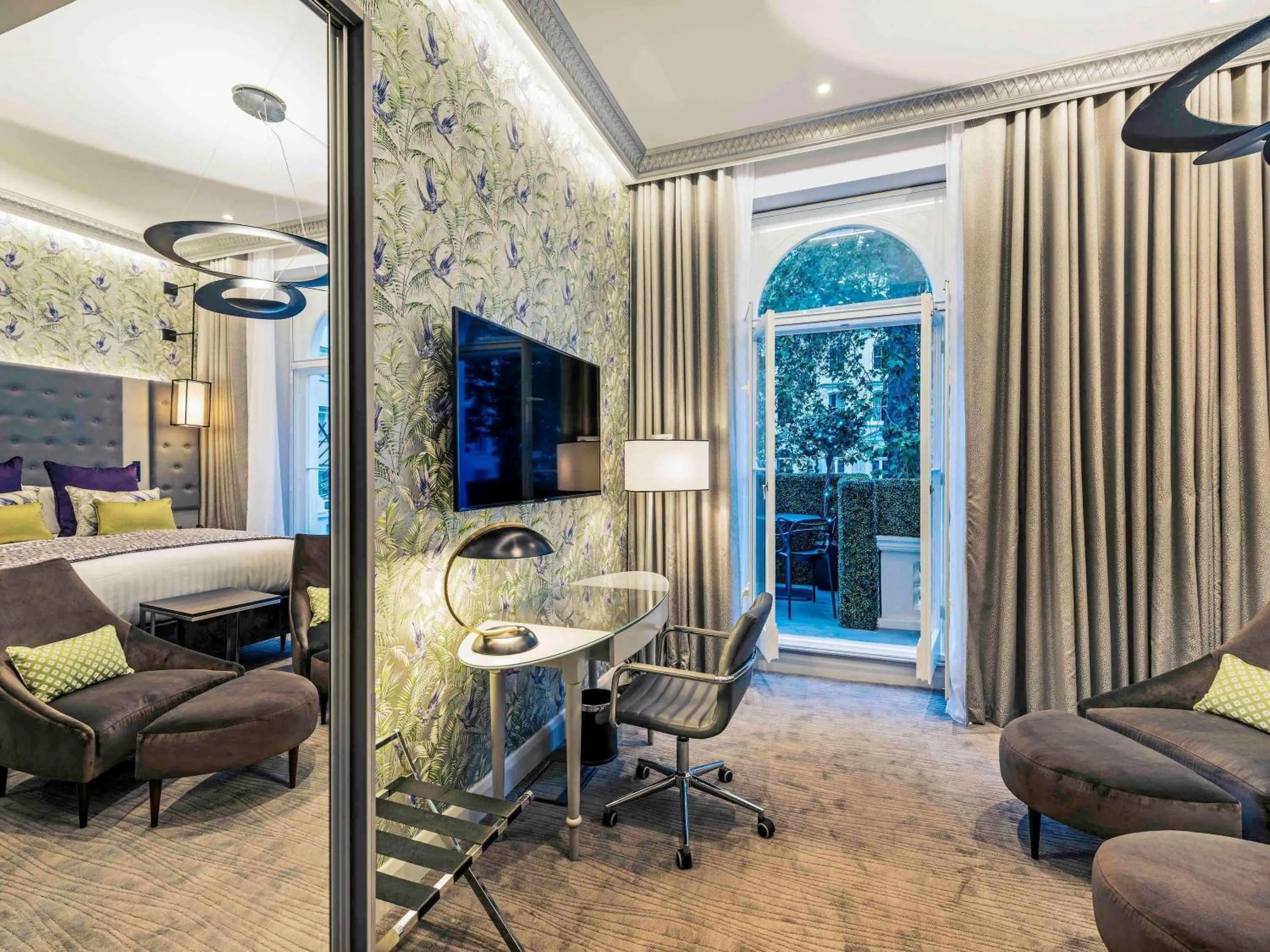 Property building, Bed in Mercure London Hyde Park Hotel