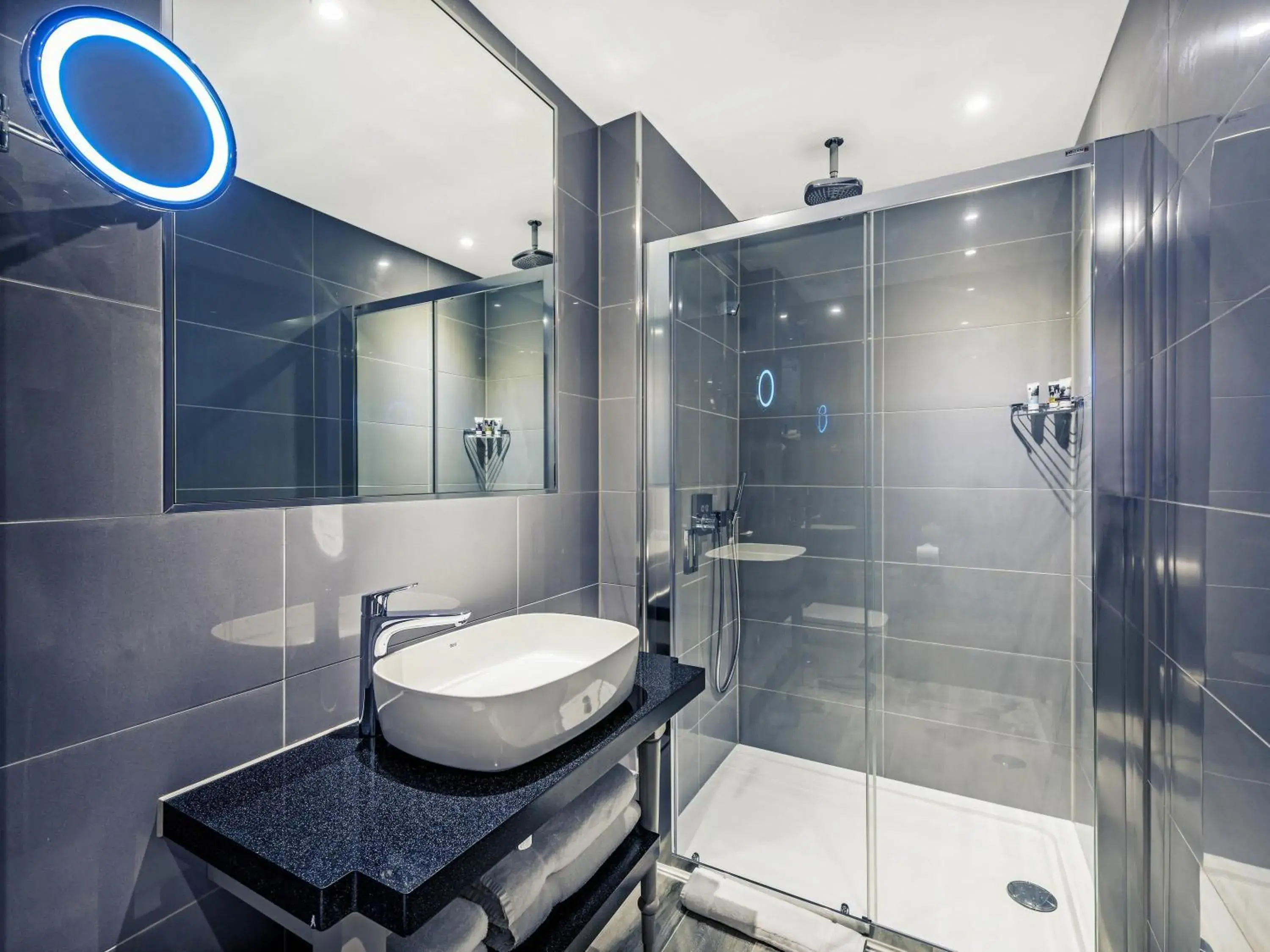 Bedroom in Mercure London Hyde Park Hotel Bedroom in Mercure London Hyde Park Hotel