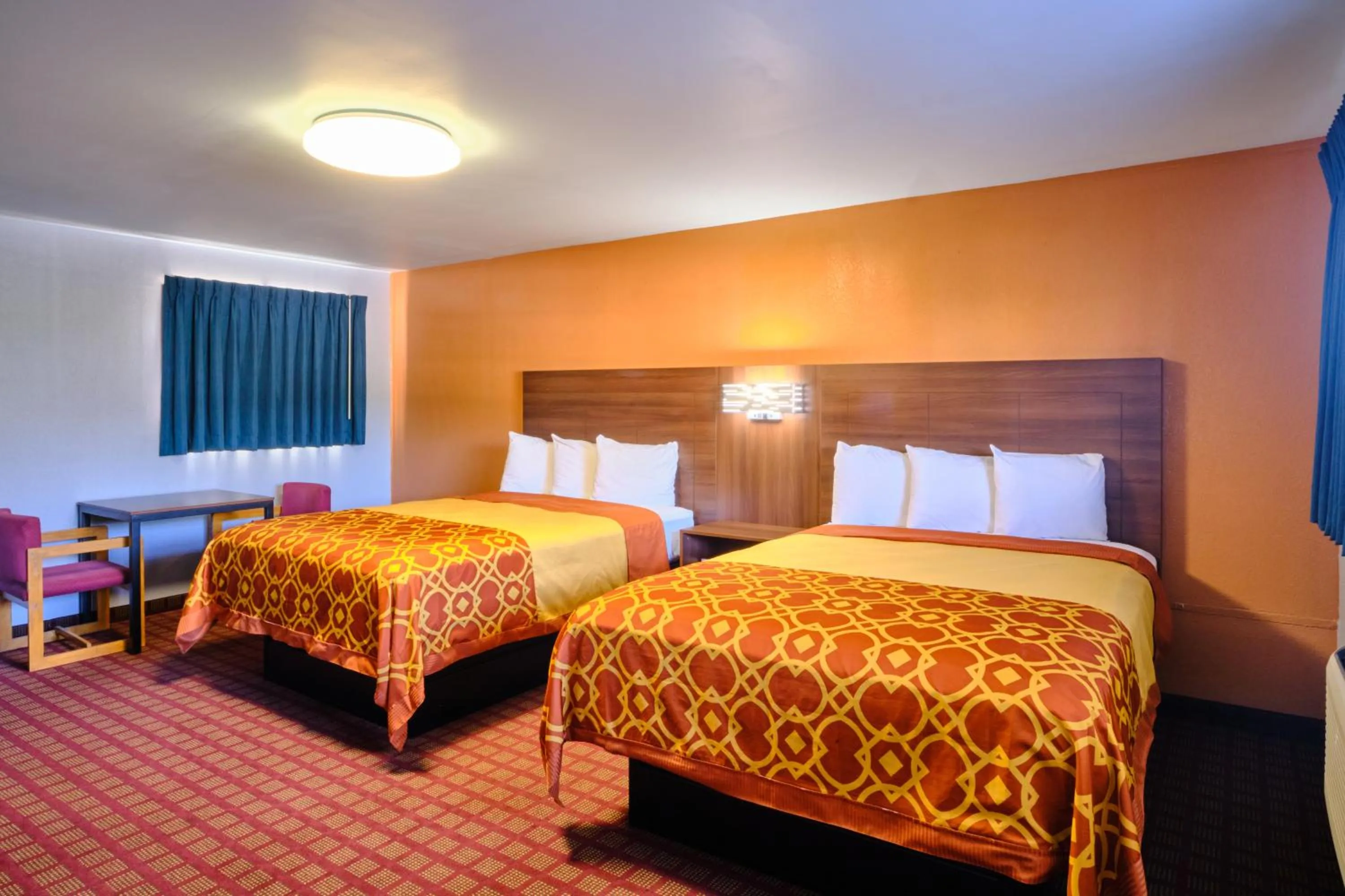 Bedroom, Bed in Economy Inn