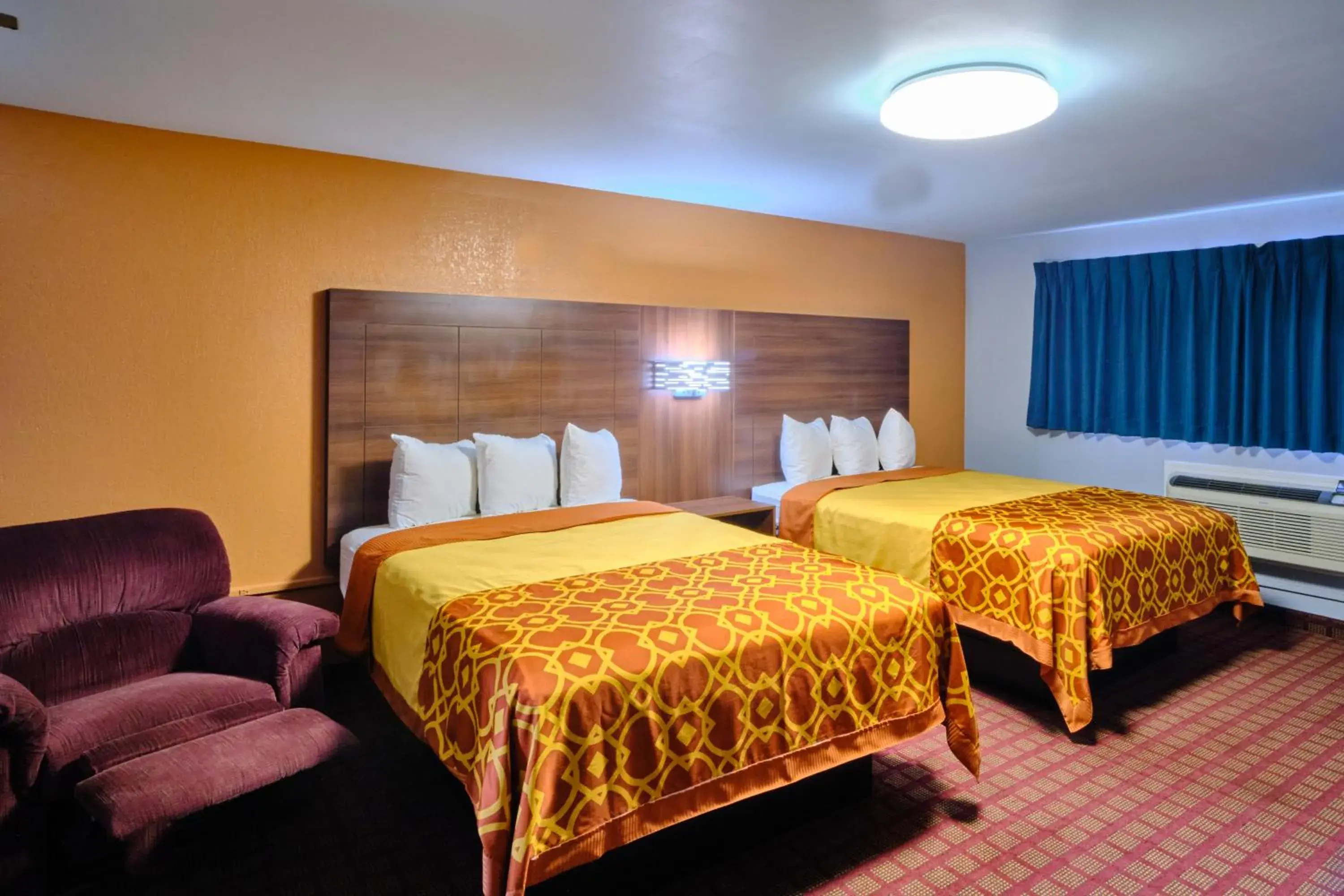 Queen Room with Two Queen Beds in Economy Inn Queen Room with Two Queen Beds in Economy Inn