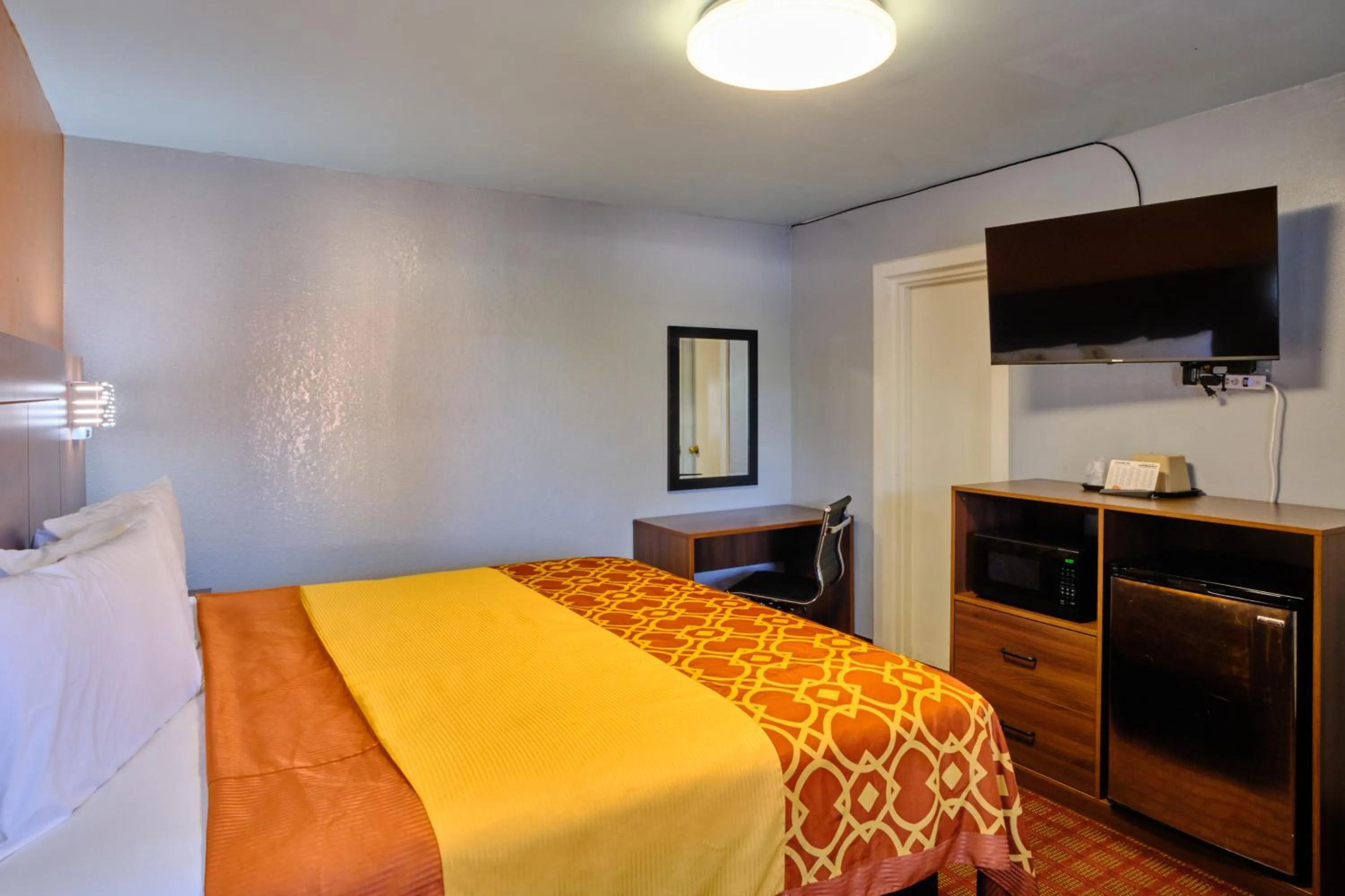 Bedroom, Bed in Economy Inn