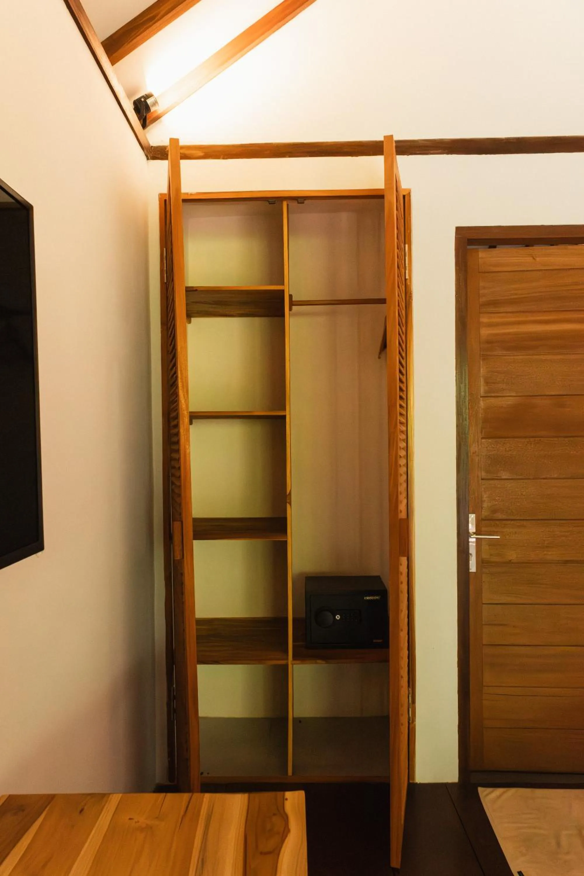 wardrobe in Villa Penyu Gili Trawangan