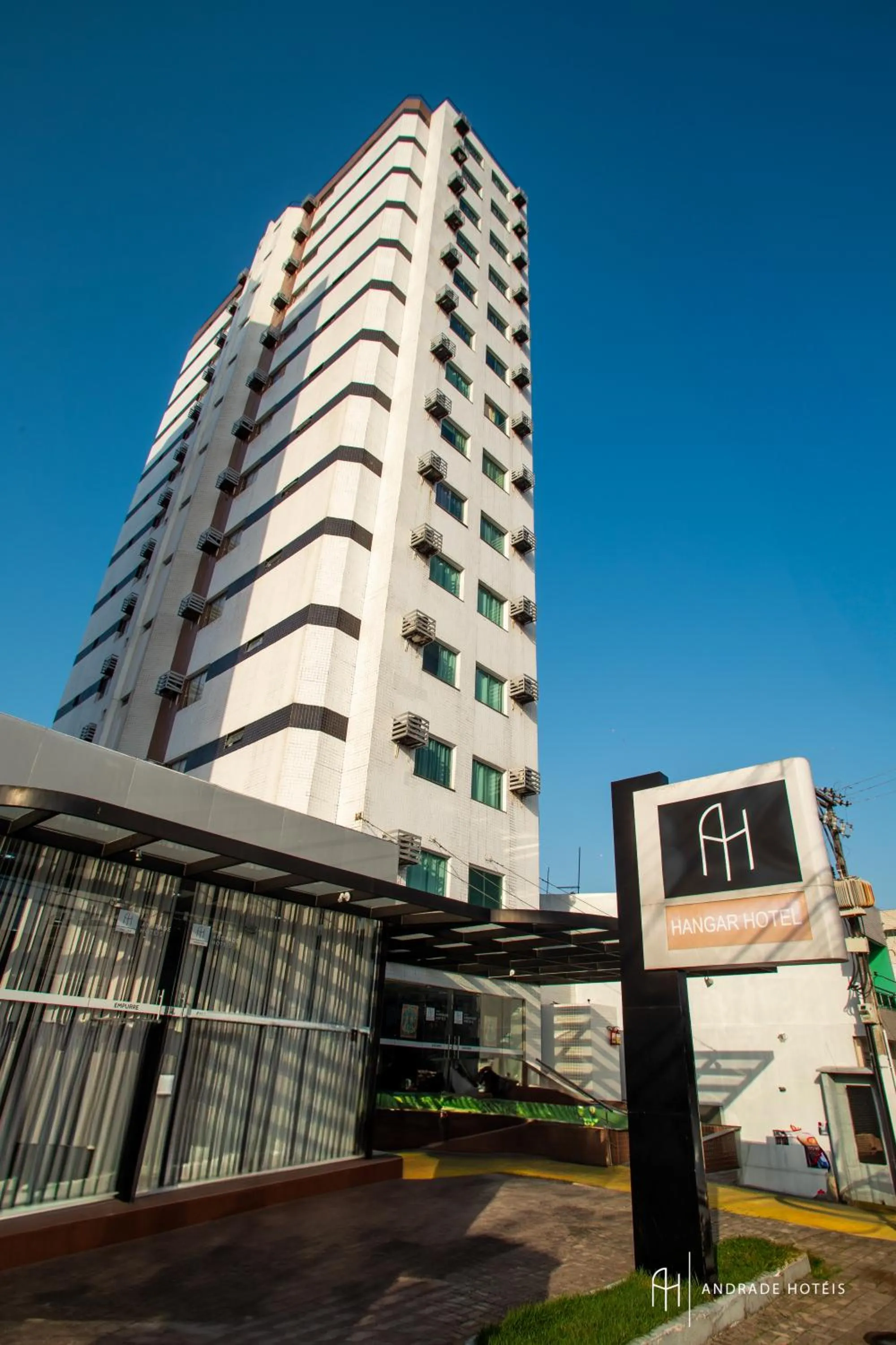 Facade/entrance in Rede Andrade Hangar