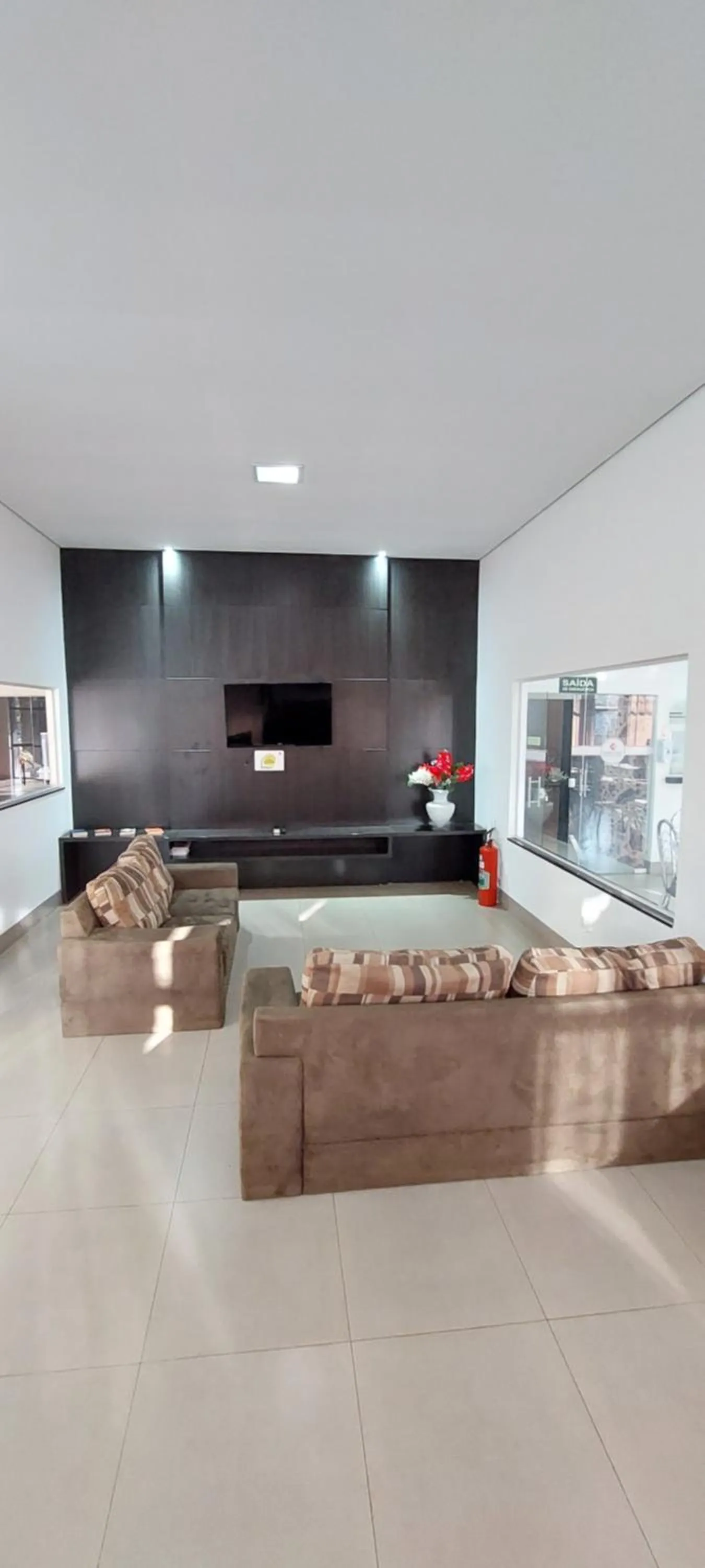 Communal lounge/ TV room in Emmis Park Hotel