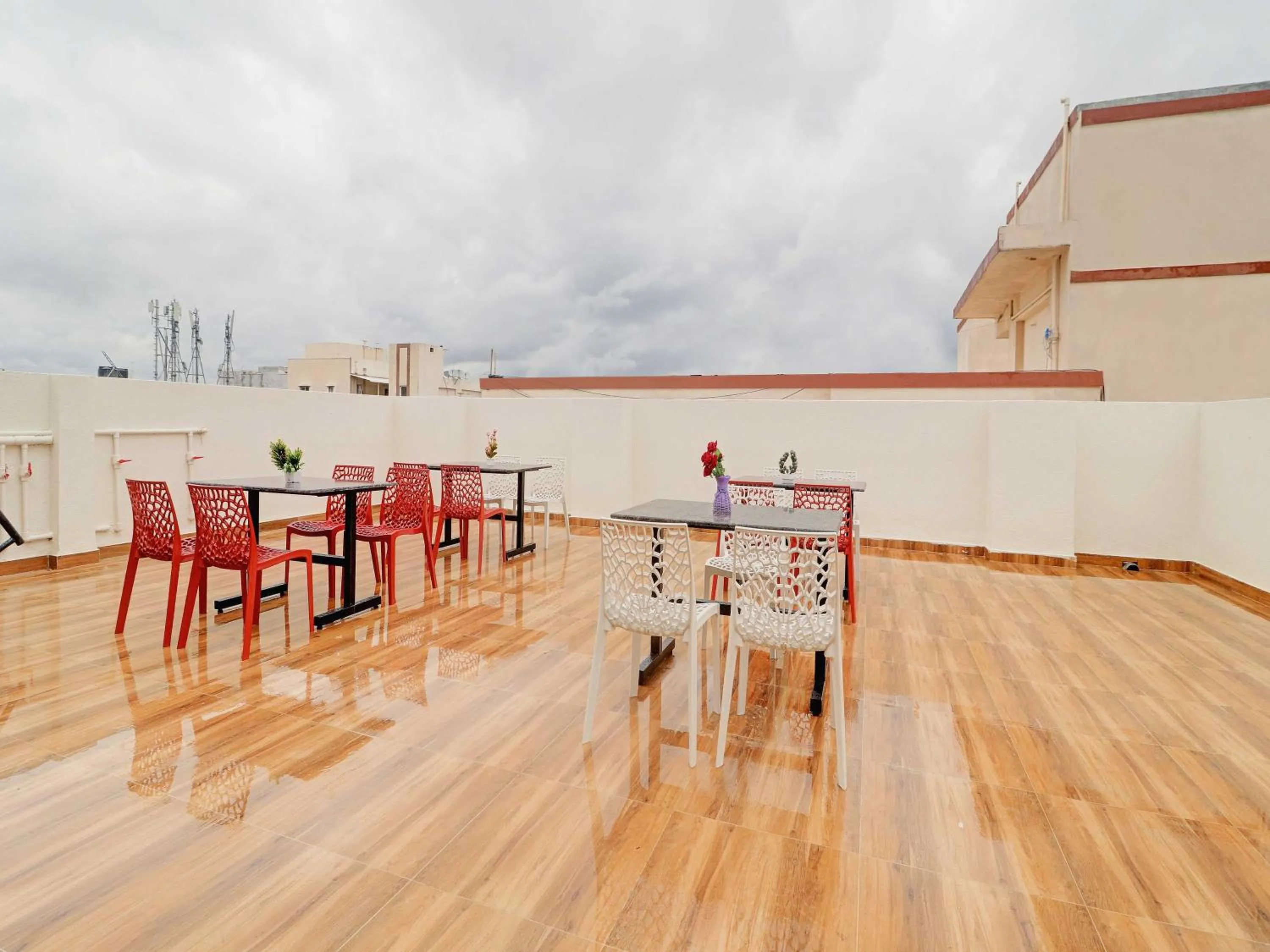 Restaurant/places to eat in Super Hotel O Prime Time Hotel