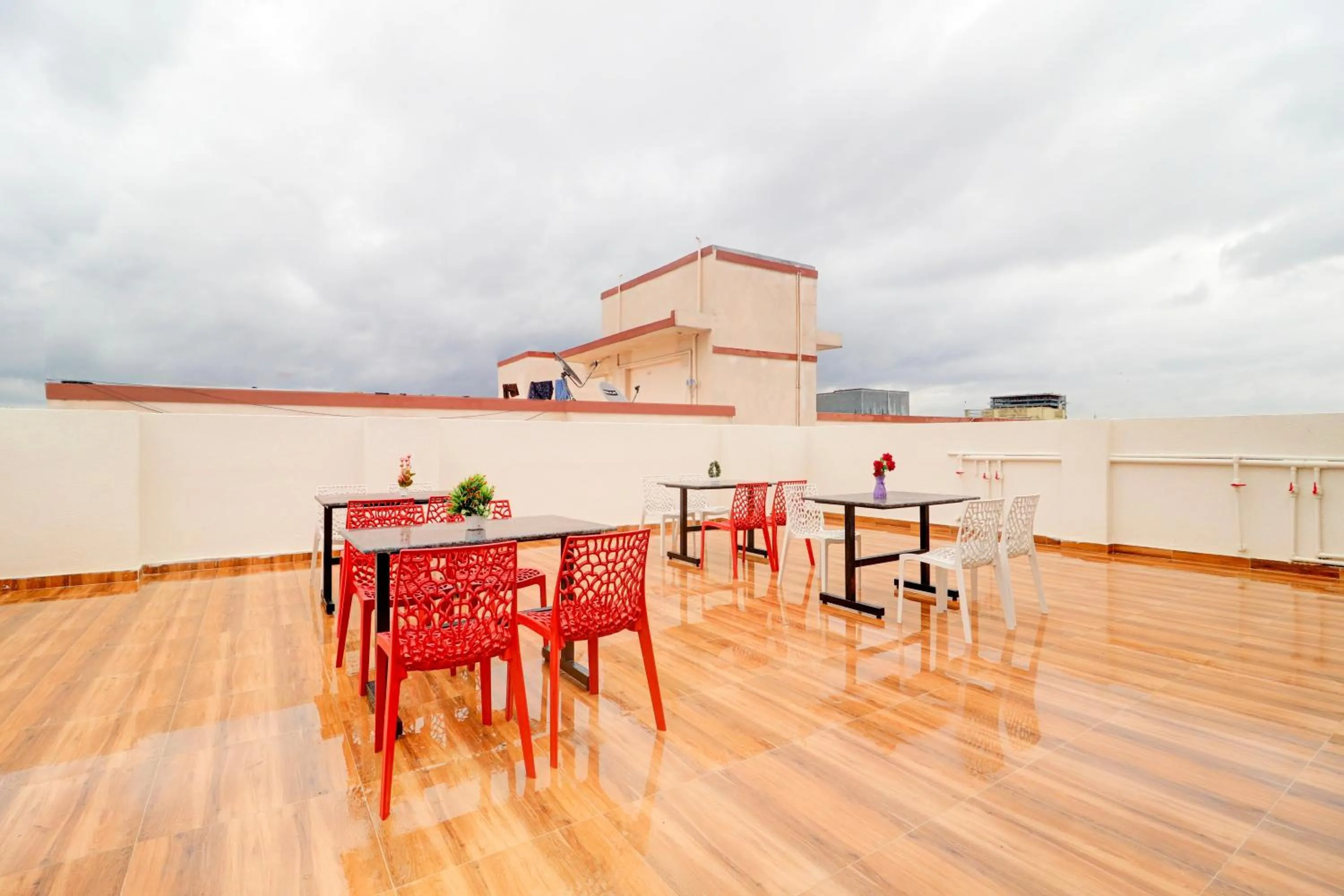 Restaurant/places to eat in Super Hotel O Prime Time Hotel