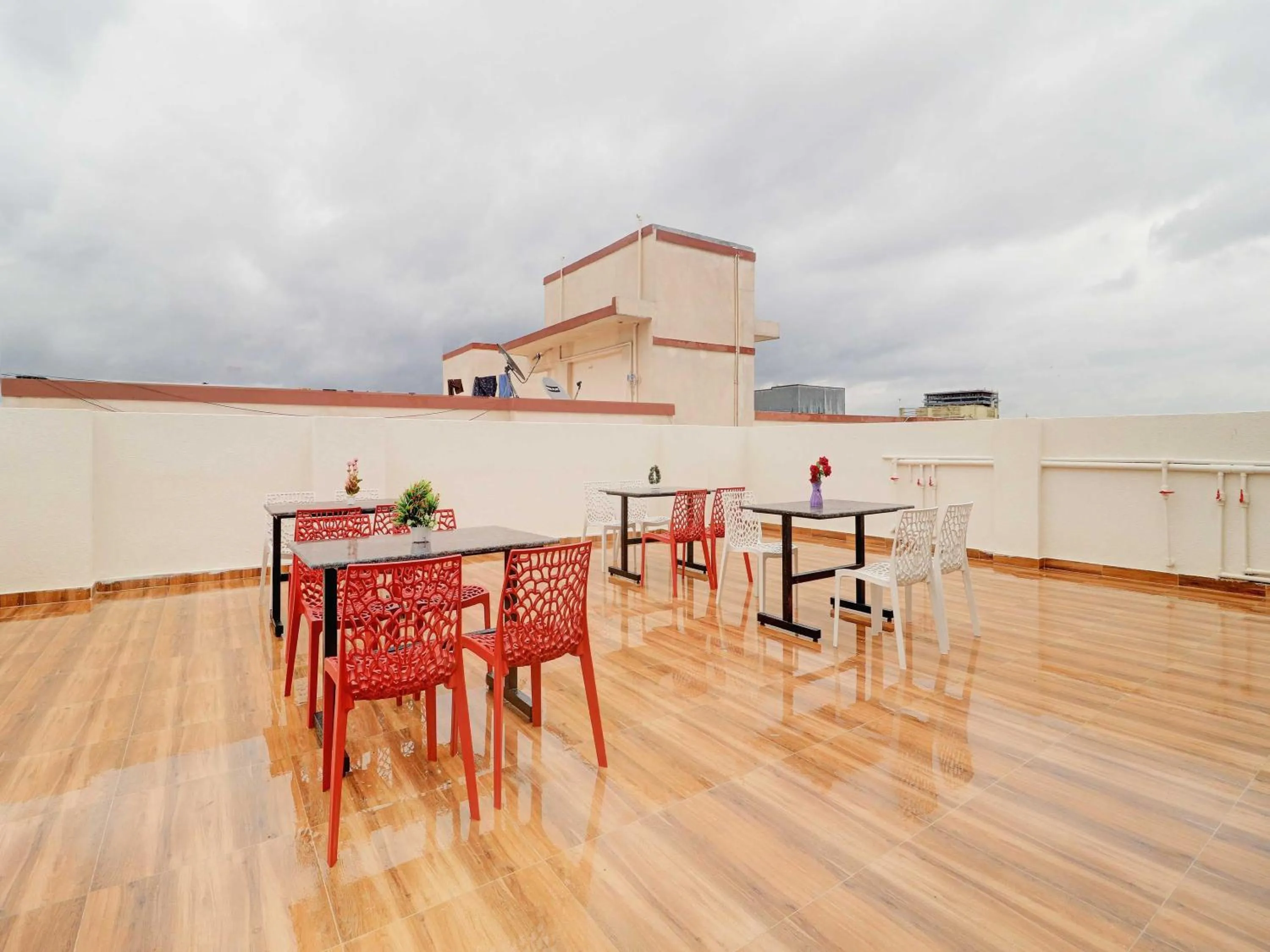 Restaurant/places to eat in Super Hotel O Prime Time Hotel