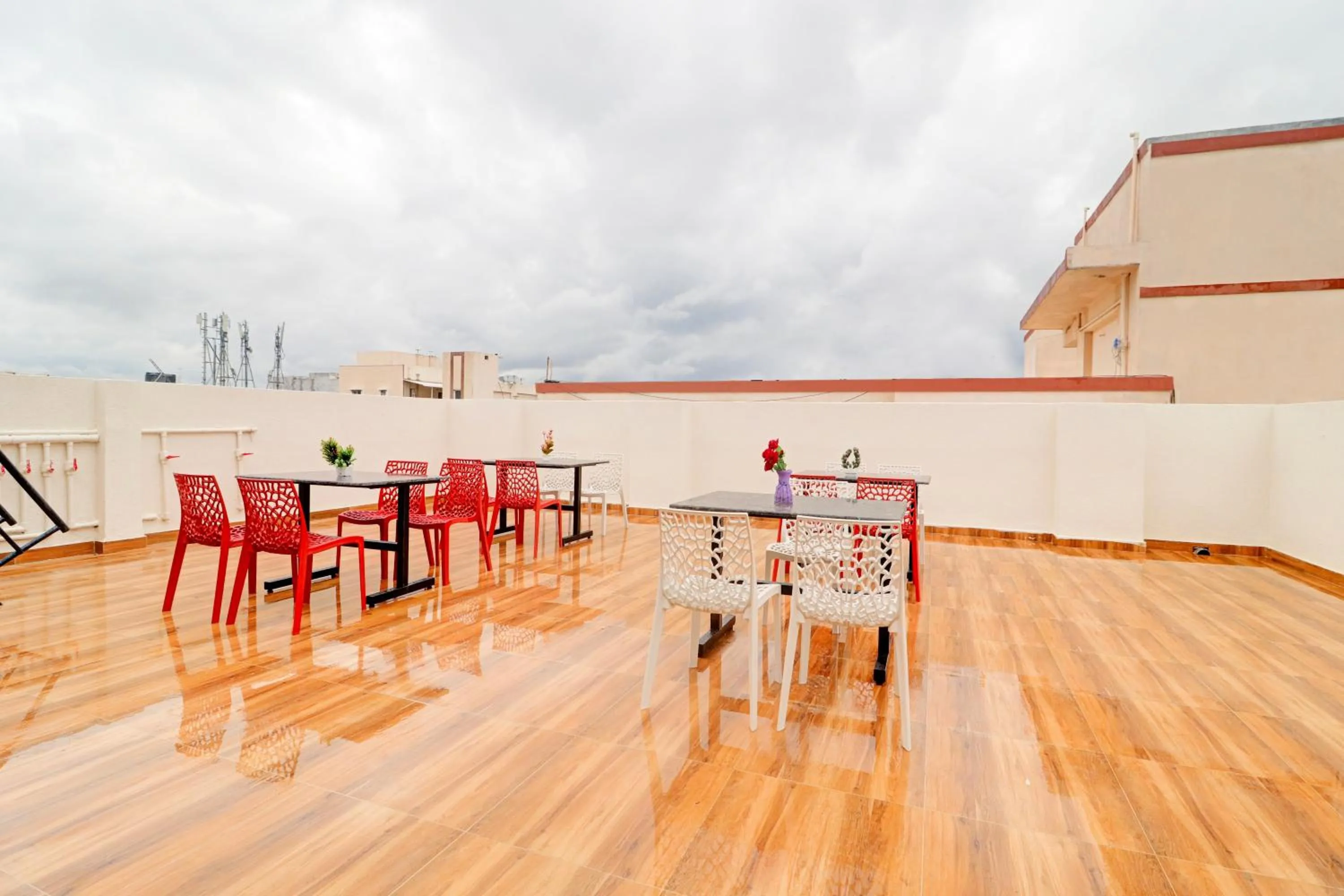 Restaurant/places to eat in Super Hotel O Prime Time Hotel