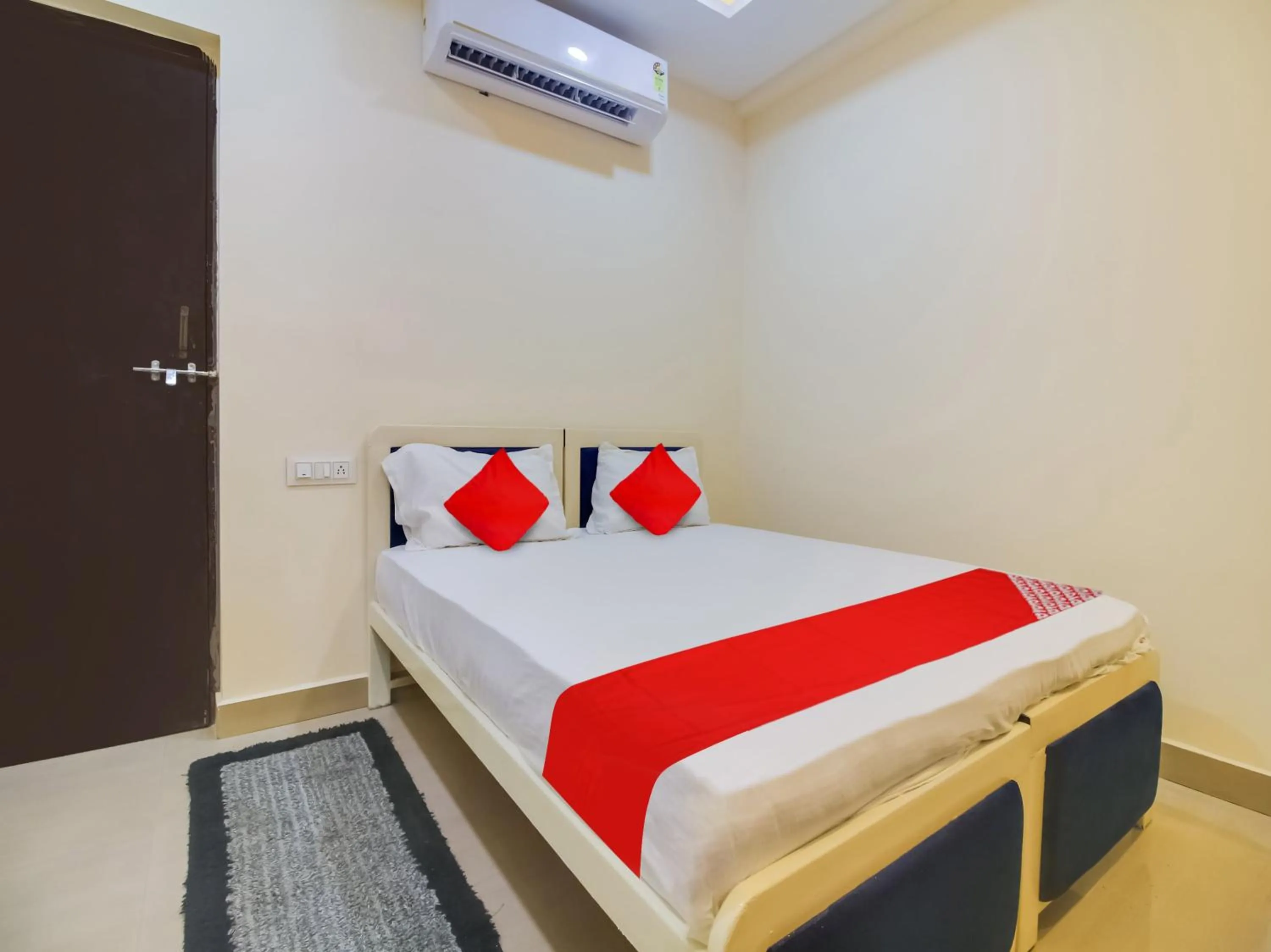 Bedroom, Bed in OYO Flagship Hotel Space Inn