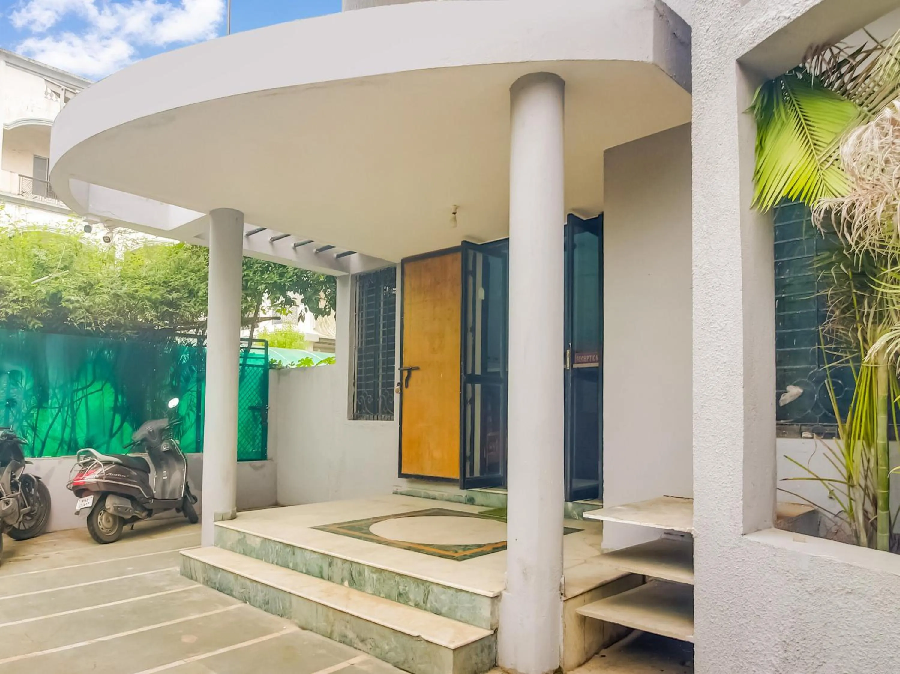 Facade/entrance in OYO Flagship Hotel Space Inn