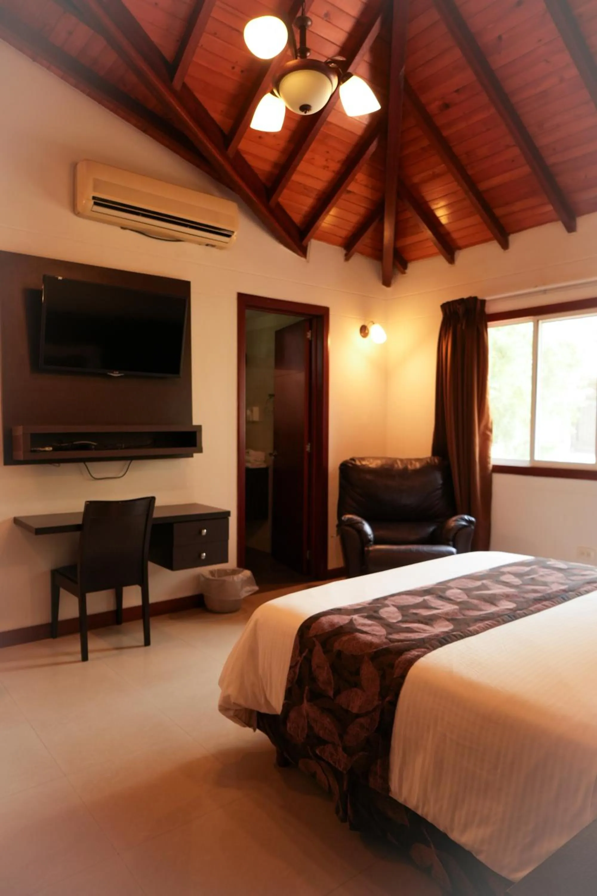 TV and multimedia, Bed in Serenity Suites Casa Boutique