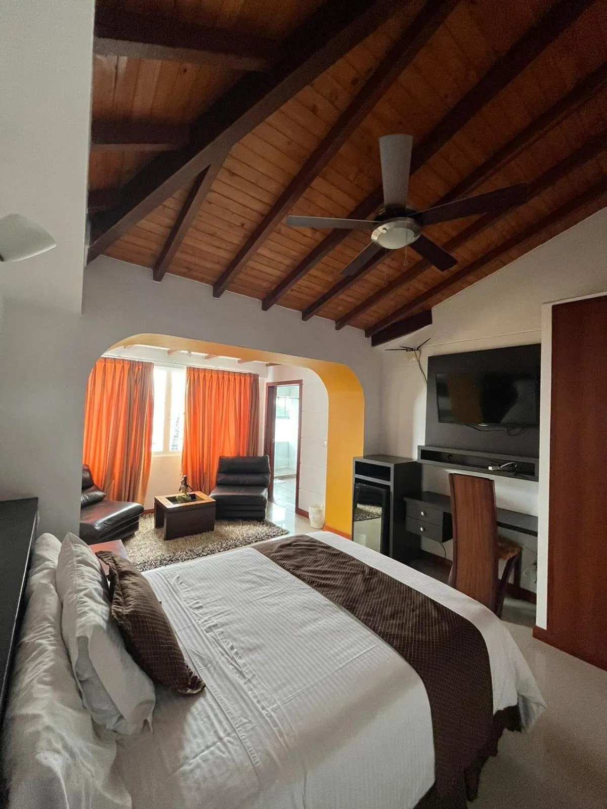 TV and multimedia, Bed in Serenity Suites Casa Boutique