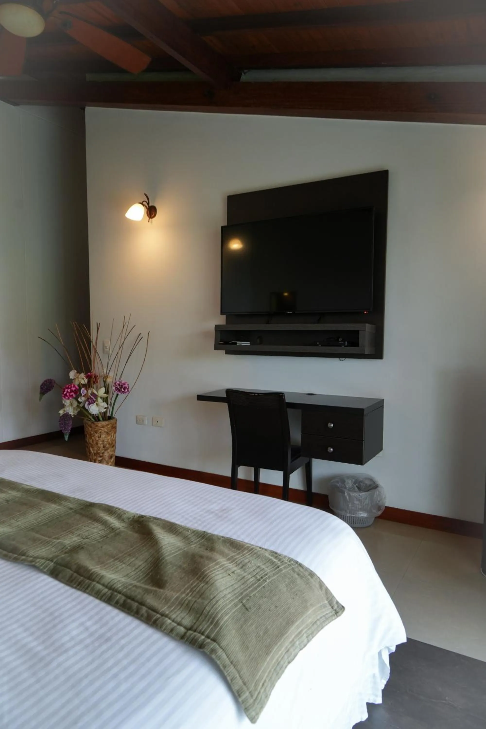 TV and multimedia, Bed in Serenity Suites Casa Boutique