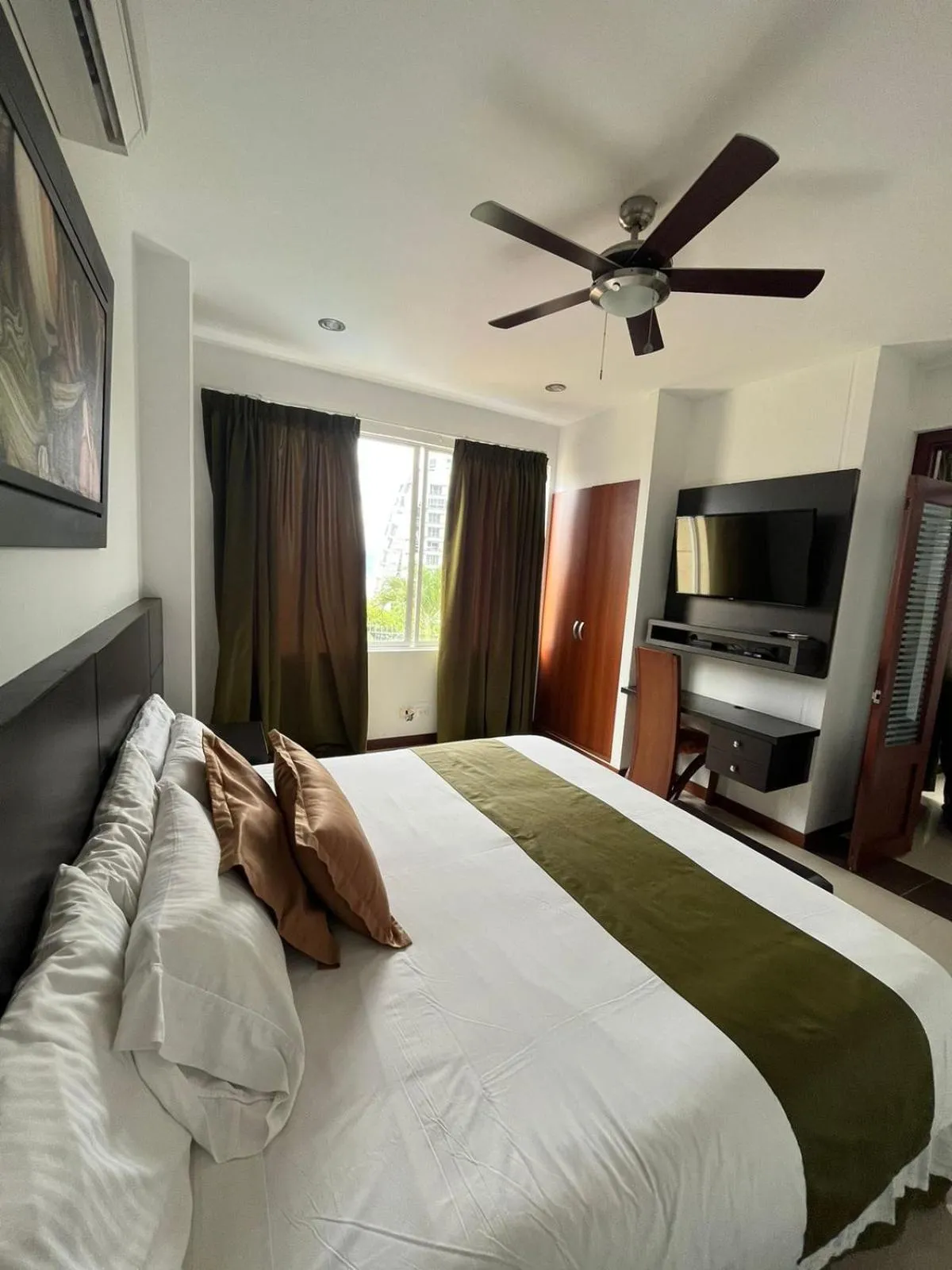 TV and multimedia, Bed in Serenity Suites Casa Boutique