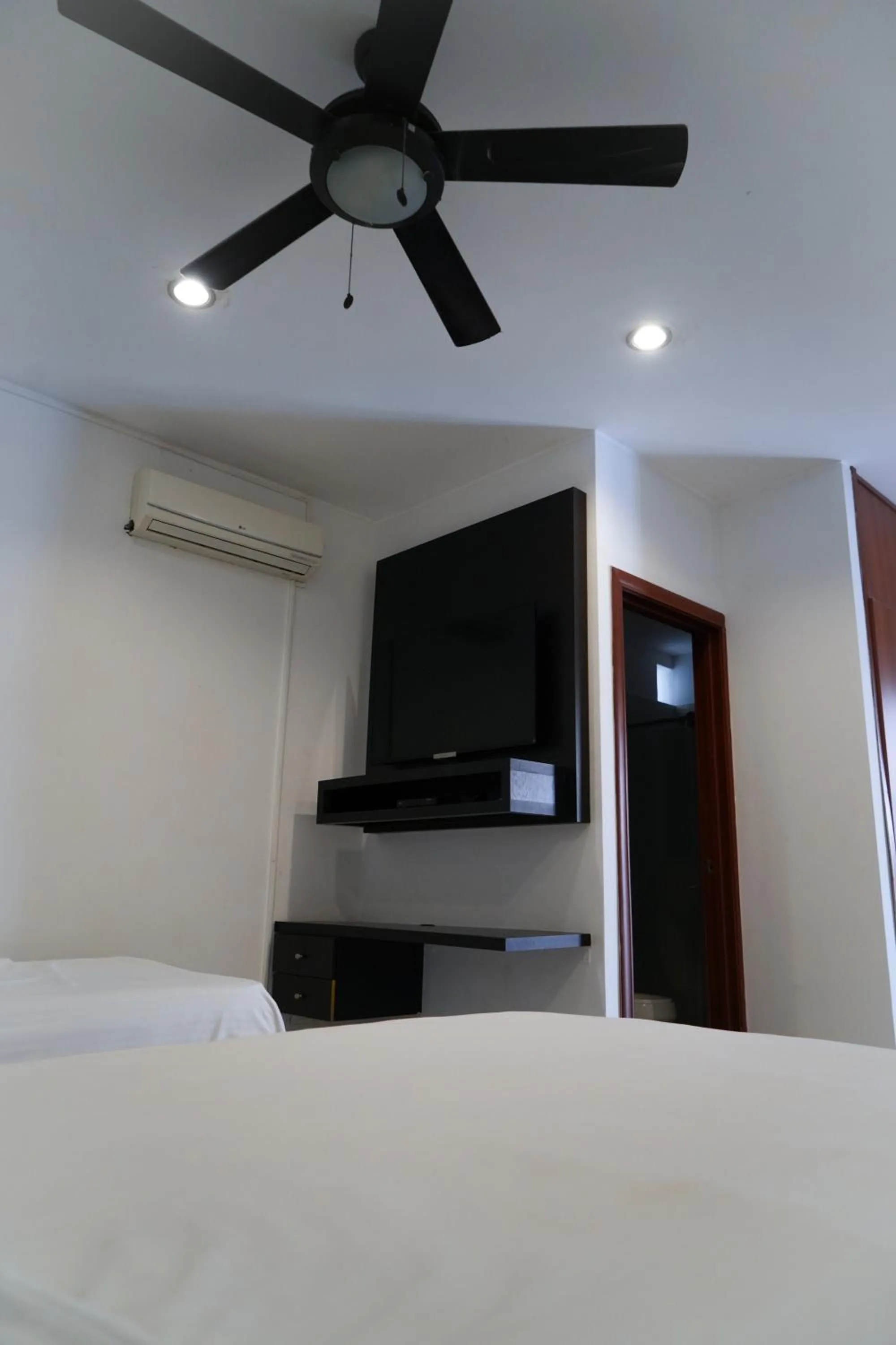 TV and multimedia, Bed in Serenity Suites Casa Boutique