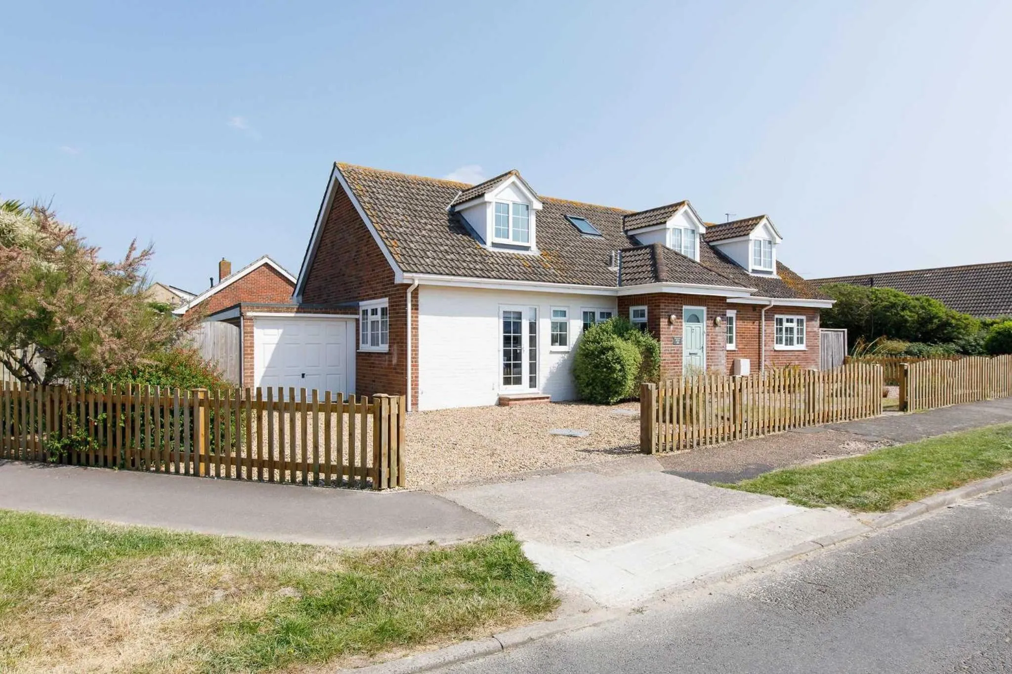 Beach house for 10 with hot tub & garden