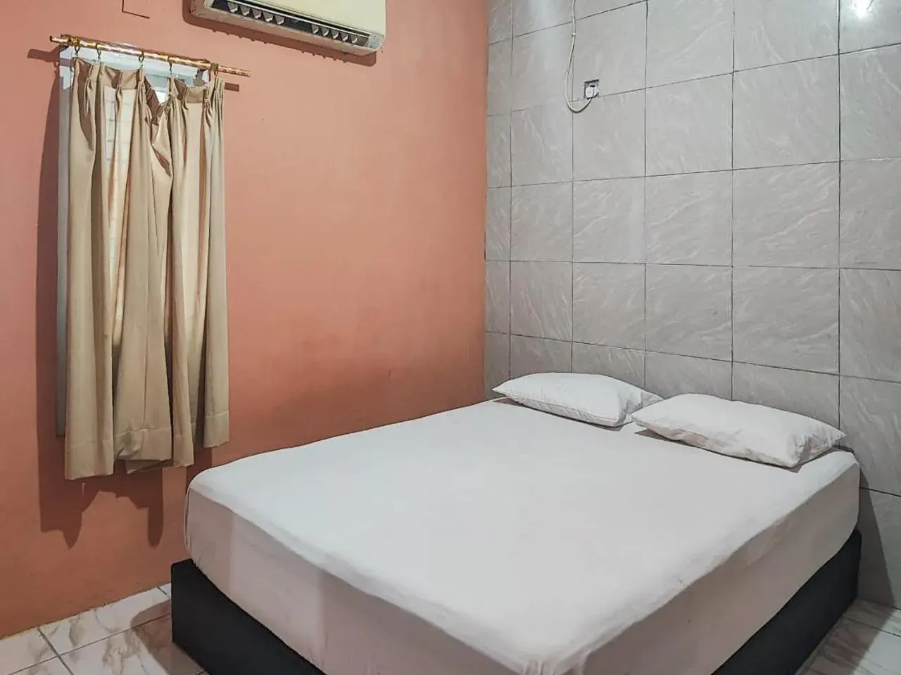 Standard Double Room in Reddoorz Syariah Near Kantor Gubernur Jambi Standard Double Room in Reddoorz Syariah Near Kantor Gubernur Jambi
