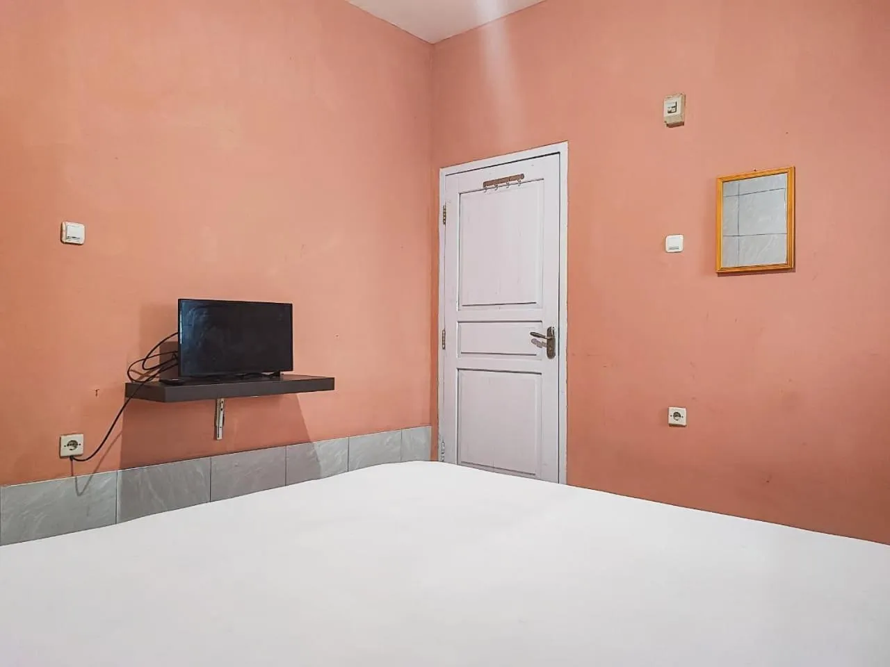 TV and multimedia, Bed in Reddoorz Syariah Near Kantor Gubernur Jambi