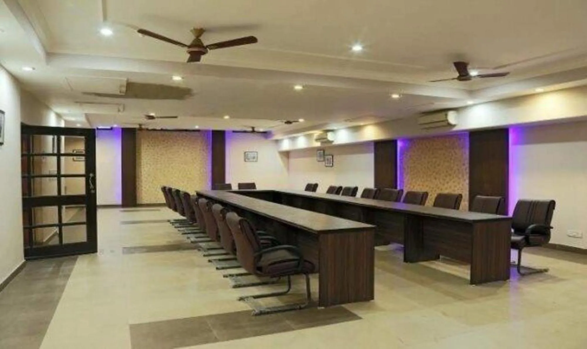 Meeting/conference room in FabHotel Altus
