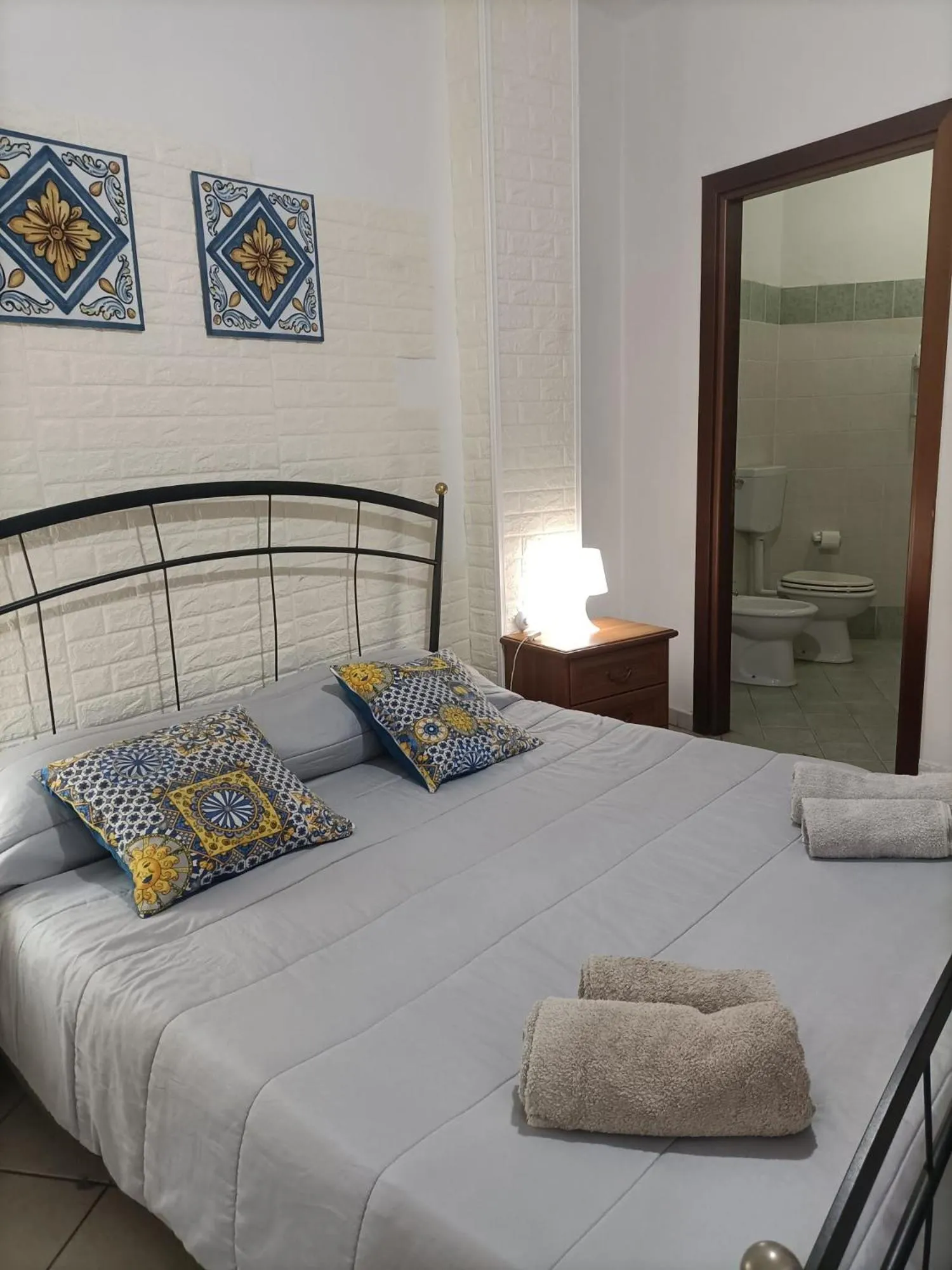 Shower, Bed in B&B Gi-Rosa Caltagirone