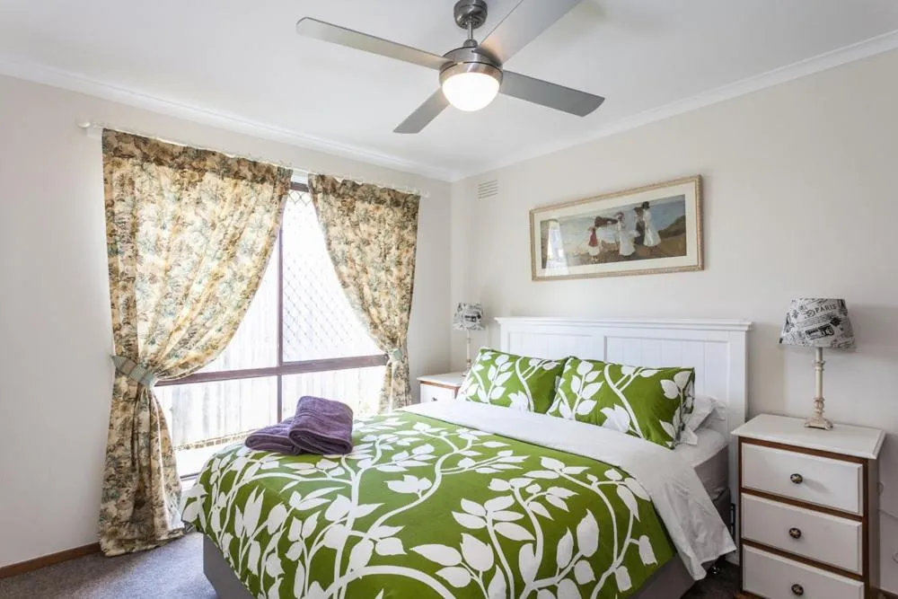 Bed in Torquay Retreats Aus- TwentyTwo Pride