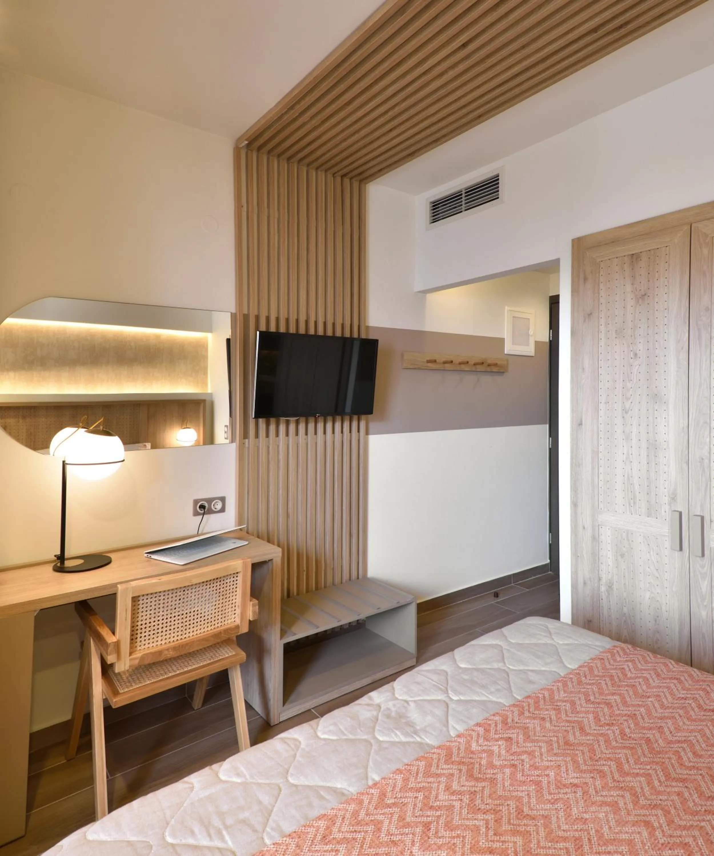 TV and multimedia, Bed in CORYLUS Luxury Rooms & Suites