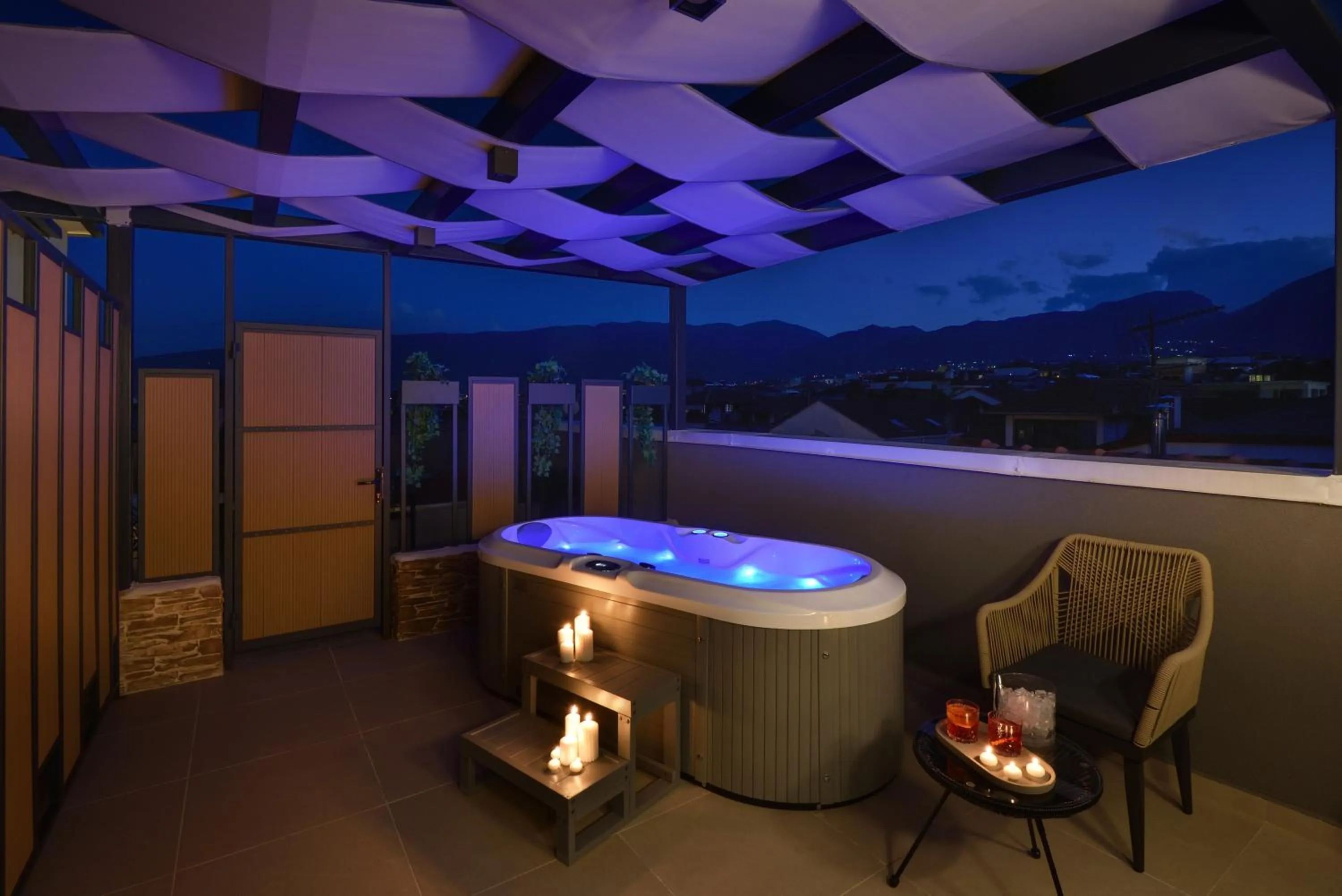 Hot Tub in CORYLUS Luxury Rooms & Suites