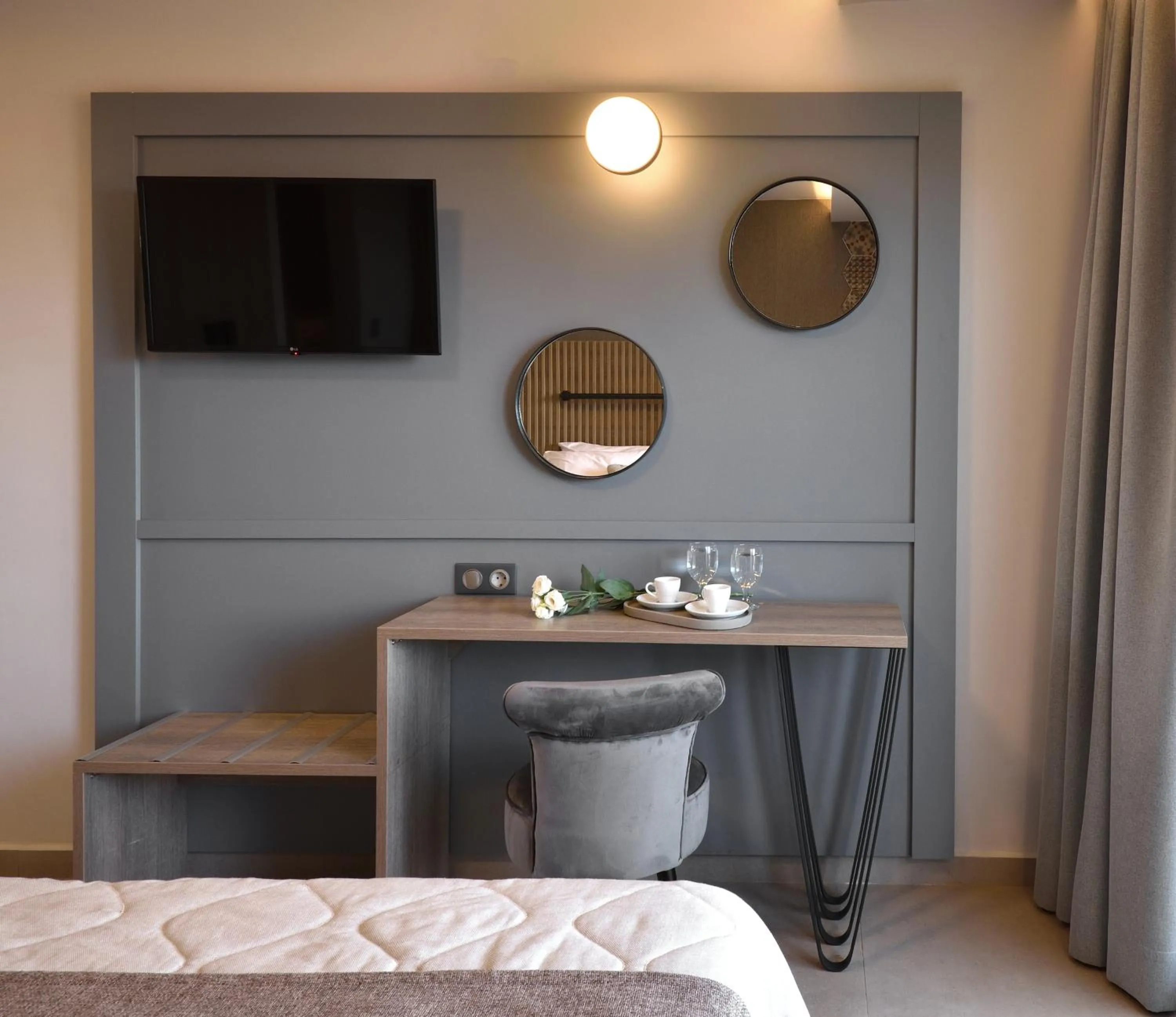 TV and multimedia, Bed in CORYLUS Luxury Rooms & Suites