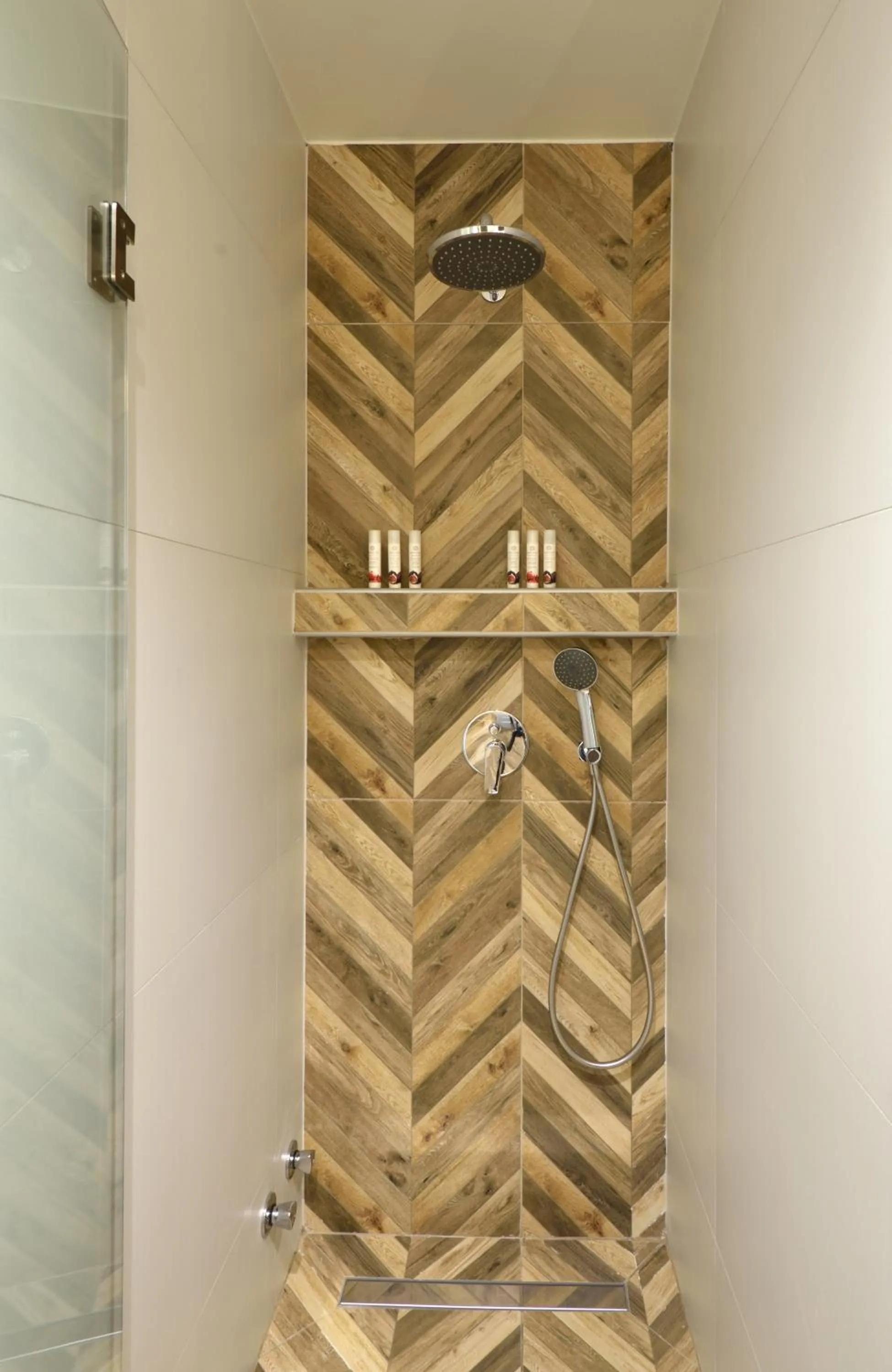 Shower in CORYLUS Luxury Rooms & Suites