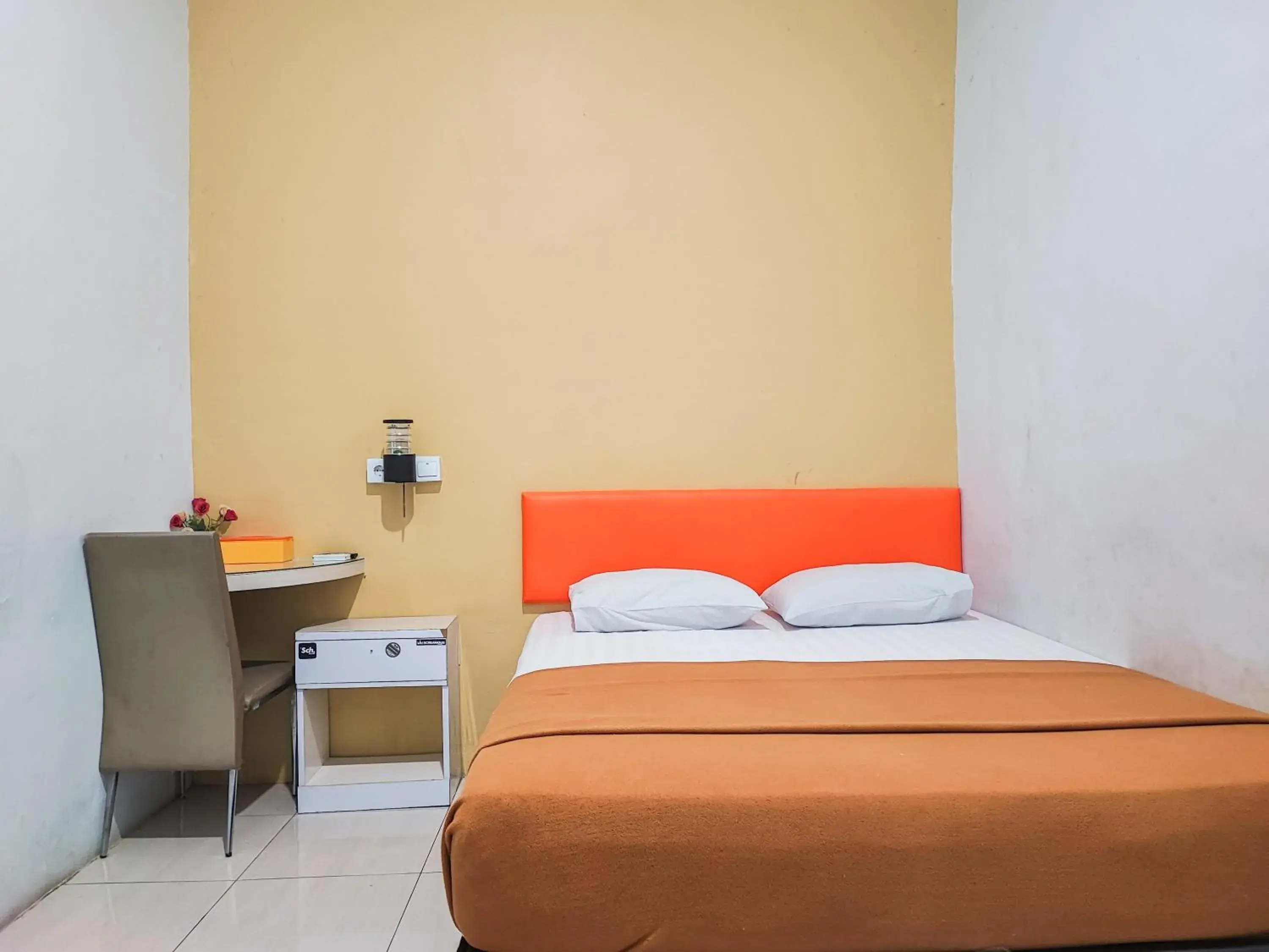 Bed in Reddoorz @ Hotel Bersaudara Bungo Bed in Reddoorz @ Hotel Bersaudara Bungo