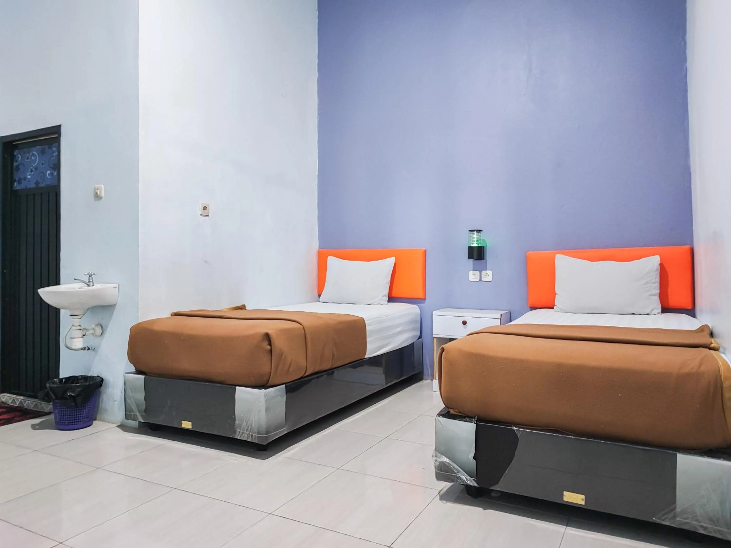 Bedroom, Bed in Reddoorz @ Hotel Bersaudara Bungo