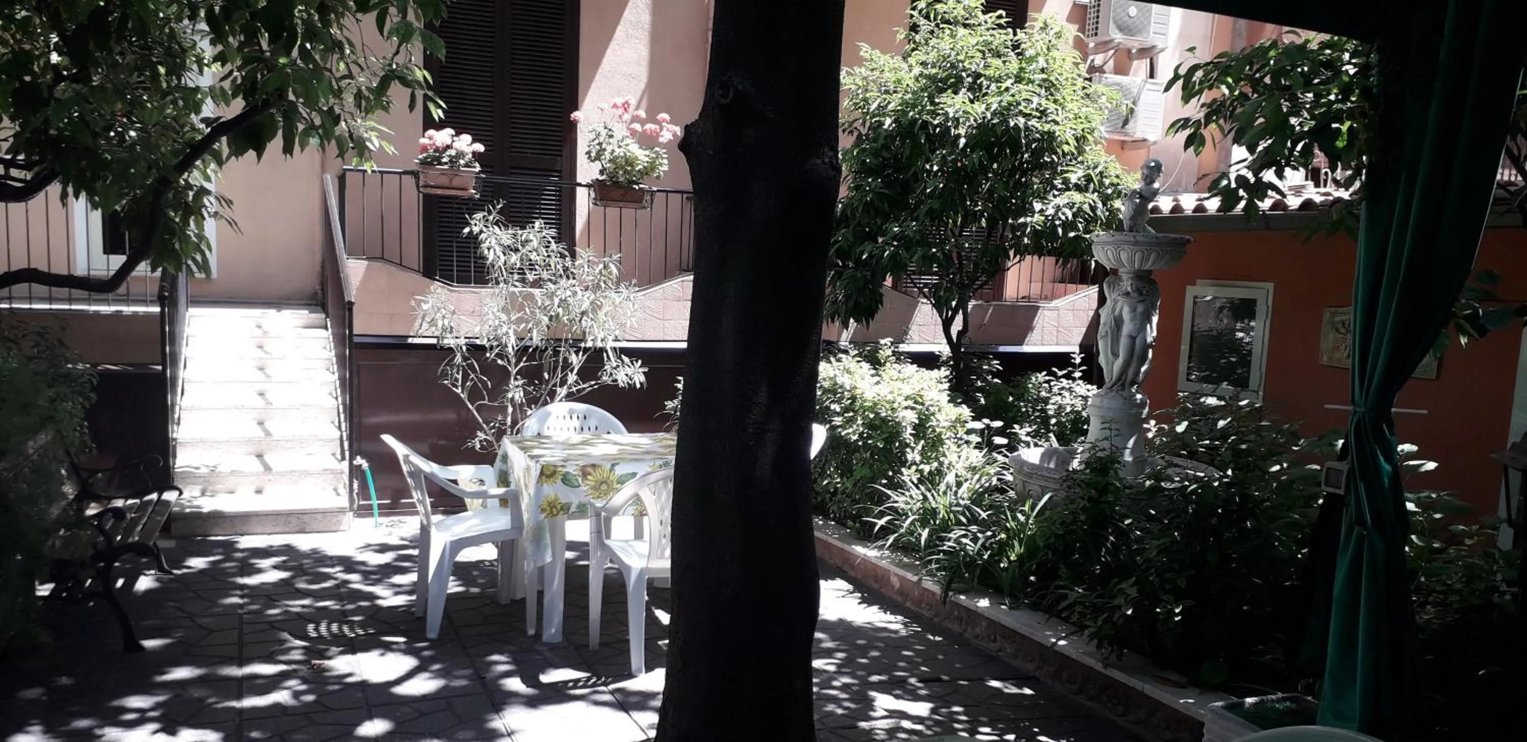 Patio in Gioia Guest House
