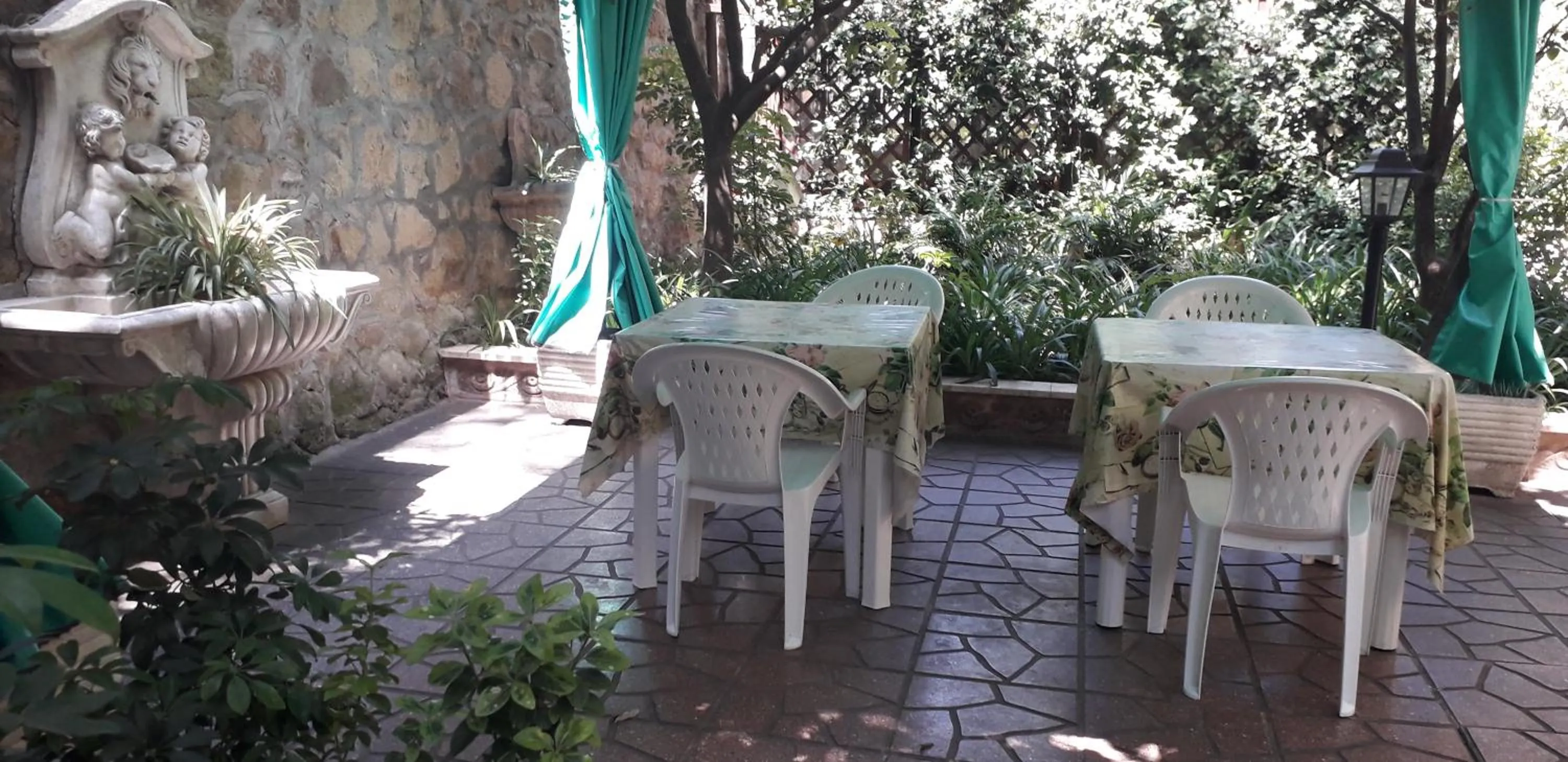 Patio in Gioia Guest House