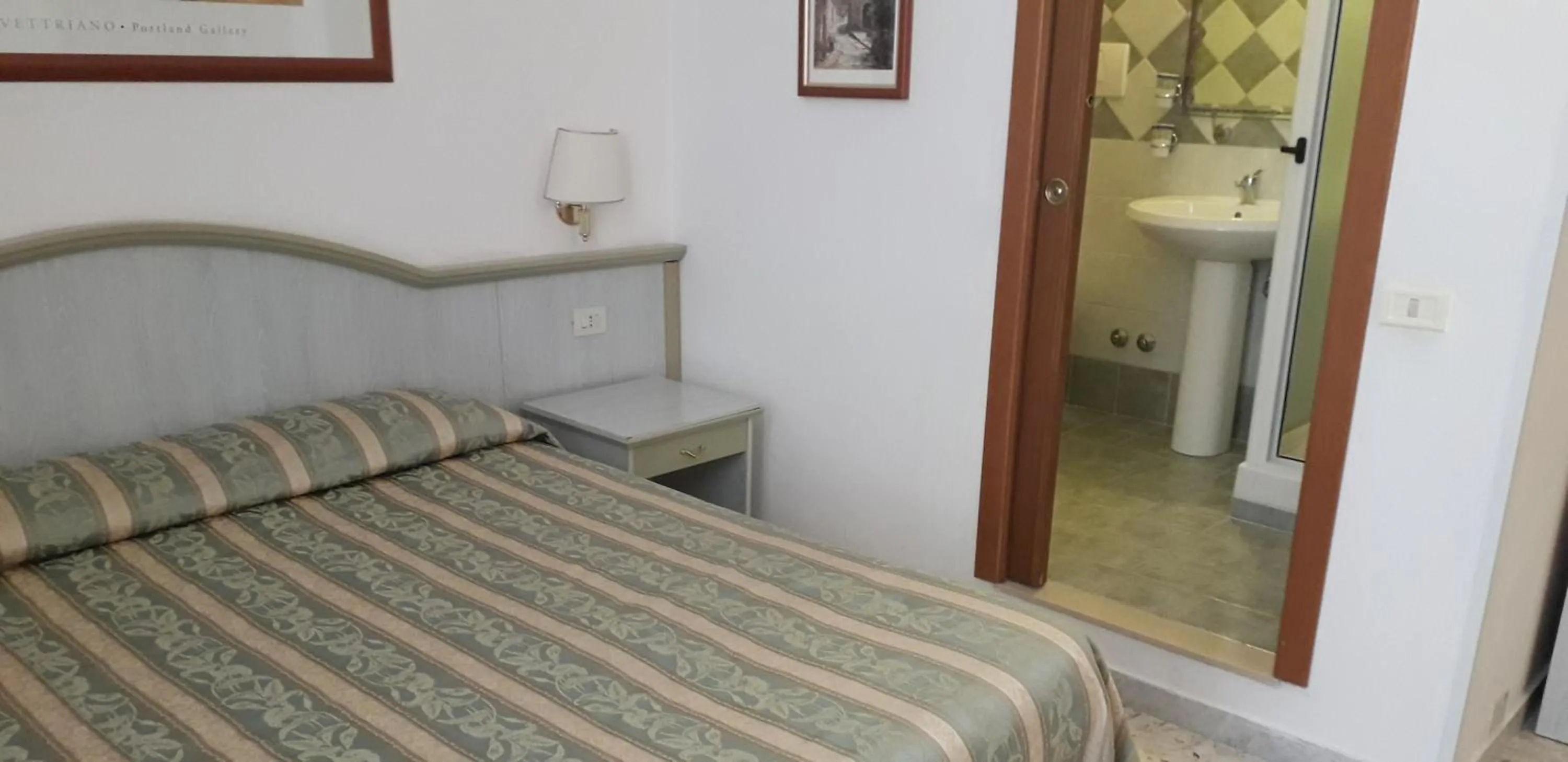 Shower, Bed in Gioia Guest House