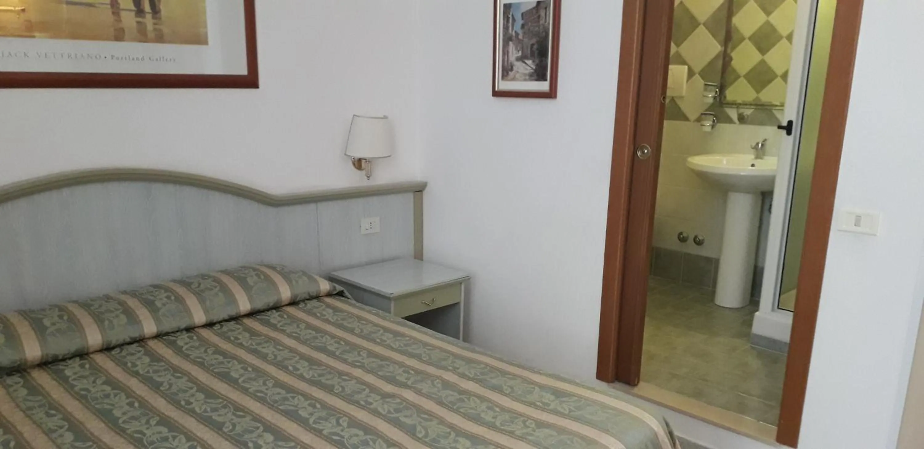 Shower, Bed in Gioia Guest House