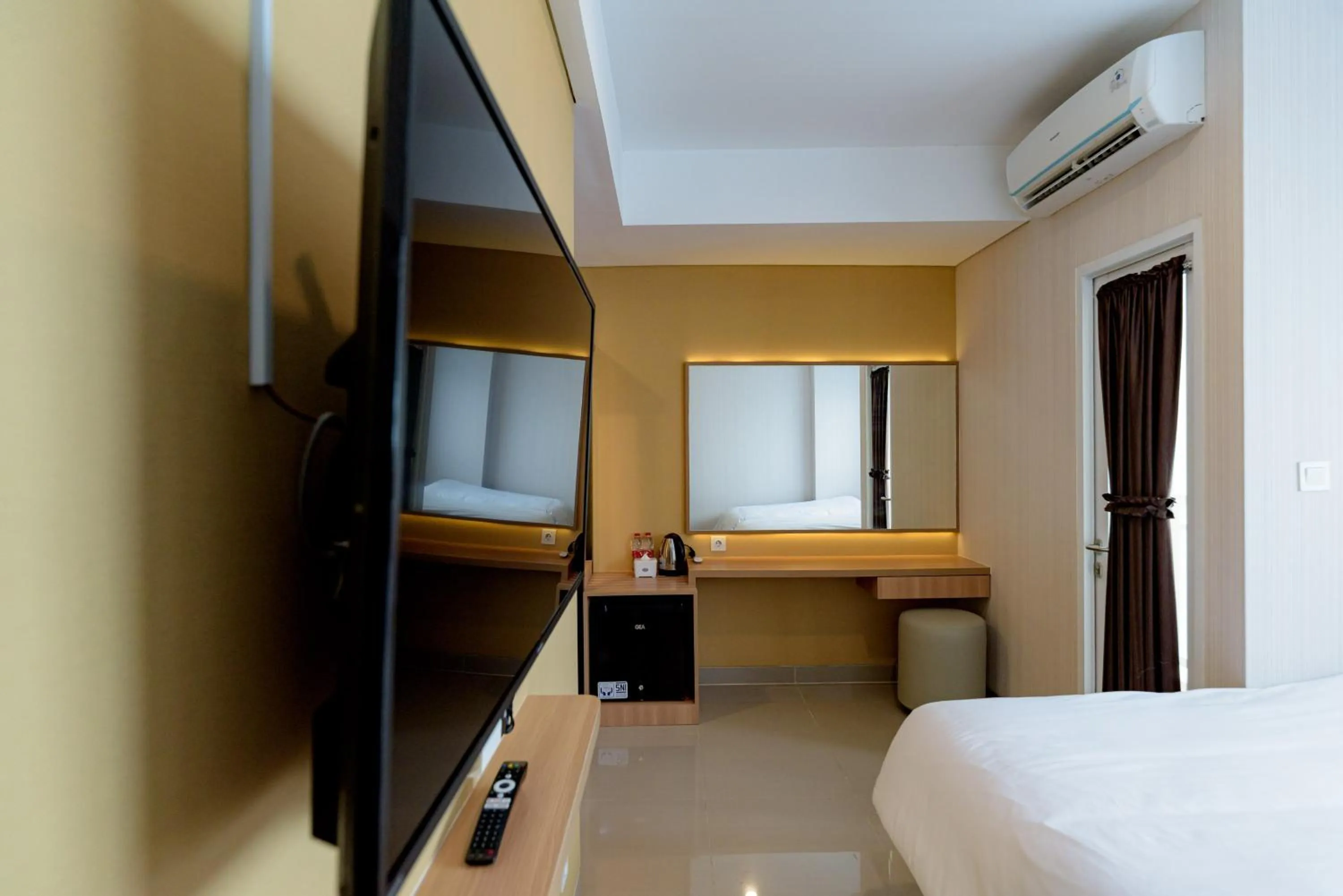 TV and multimedia, Bed in RedLiving Apartemen B Residence BSD - BE Urban Hotel
