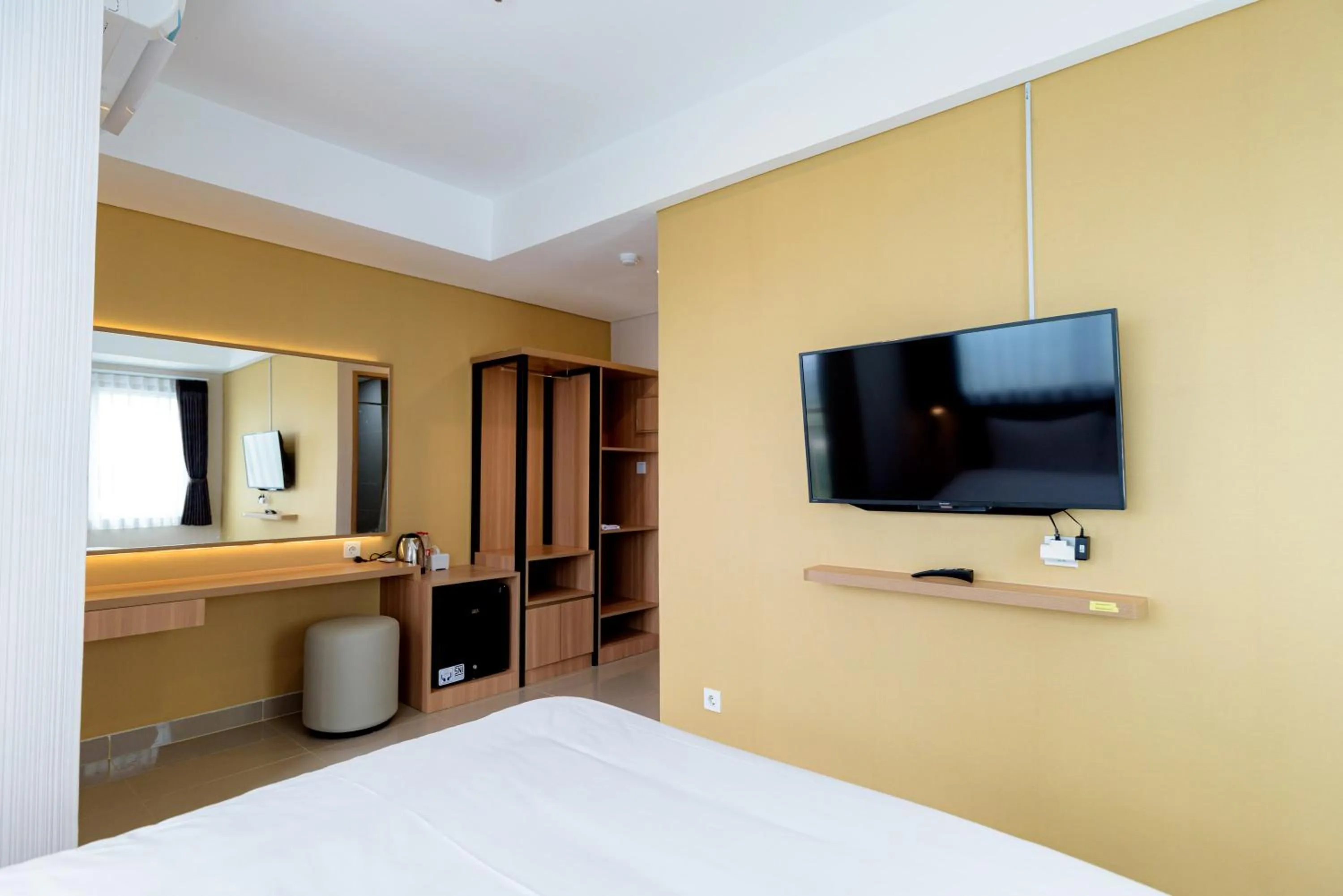 TV and multimedia, Bed in RedLiving Apartemen B Residence BSD - BE Urban Hotel
