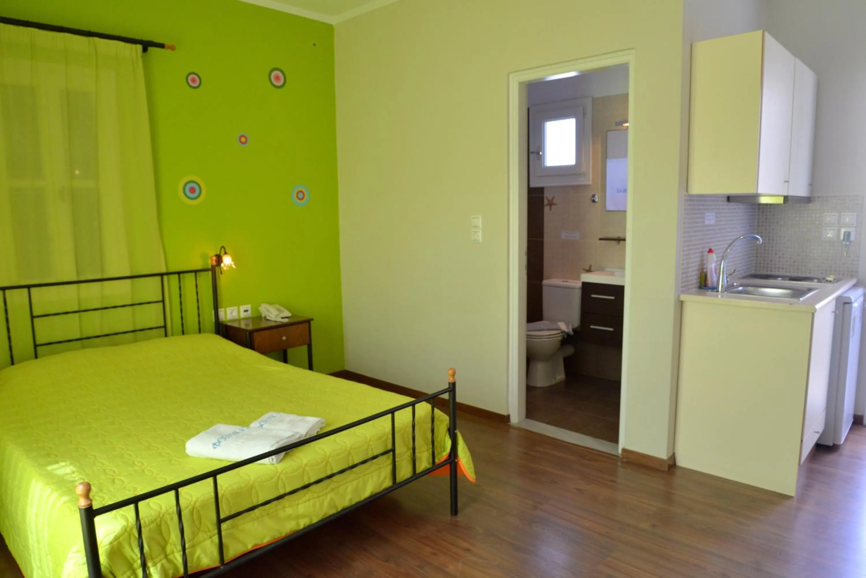 Photo of the whole room, Bed in Finikas Studios