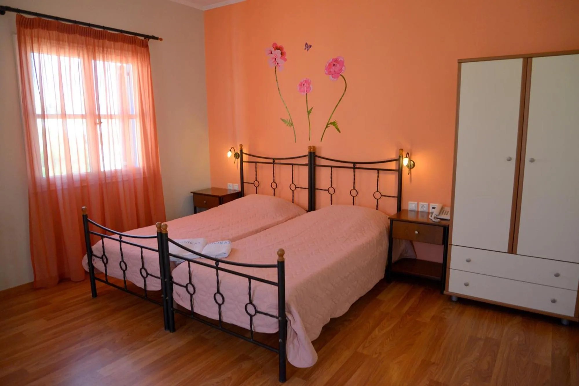 Photo of the whole room, Bed in Finikas Studios