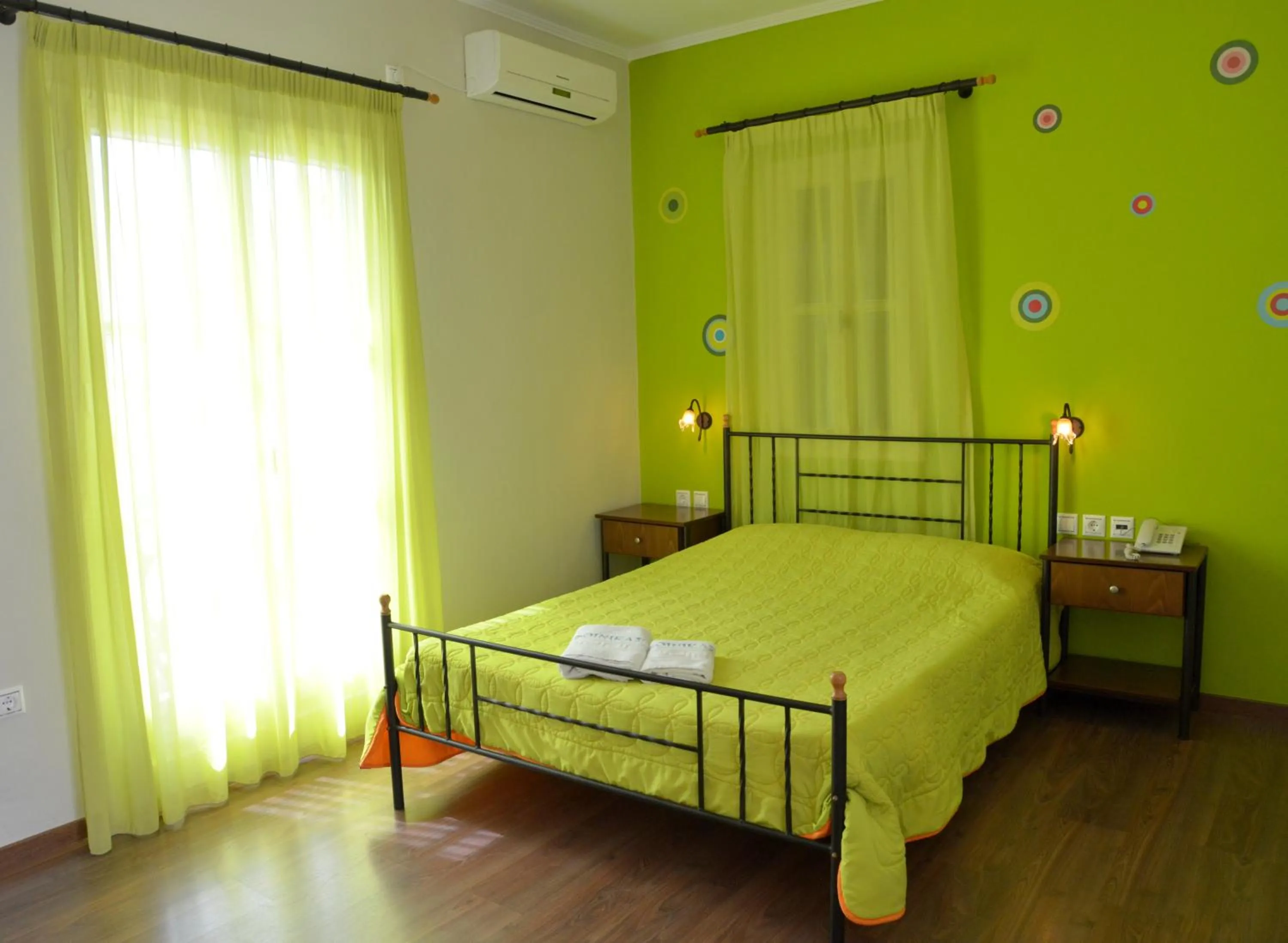 Photo of the whole room, Bed in Finikas Studios
