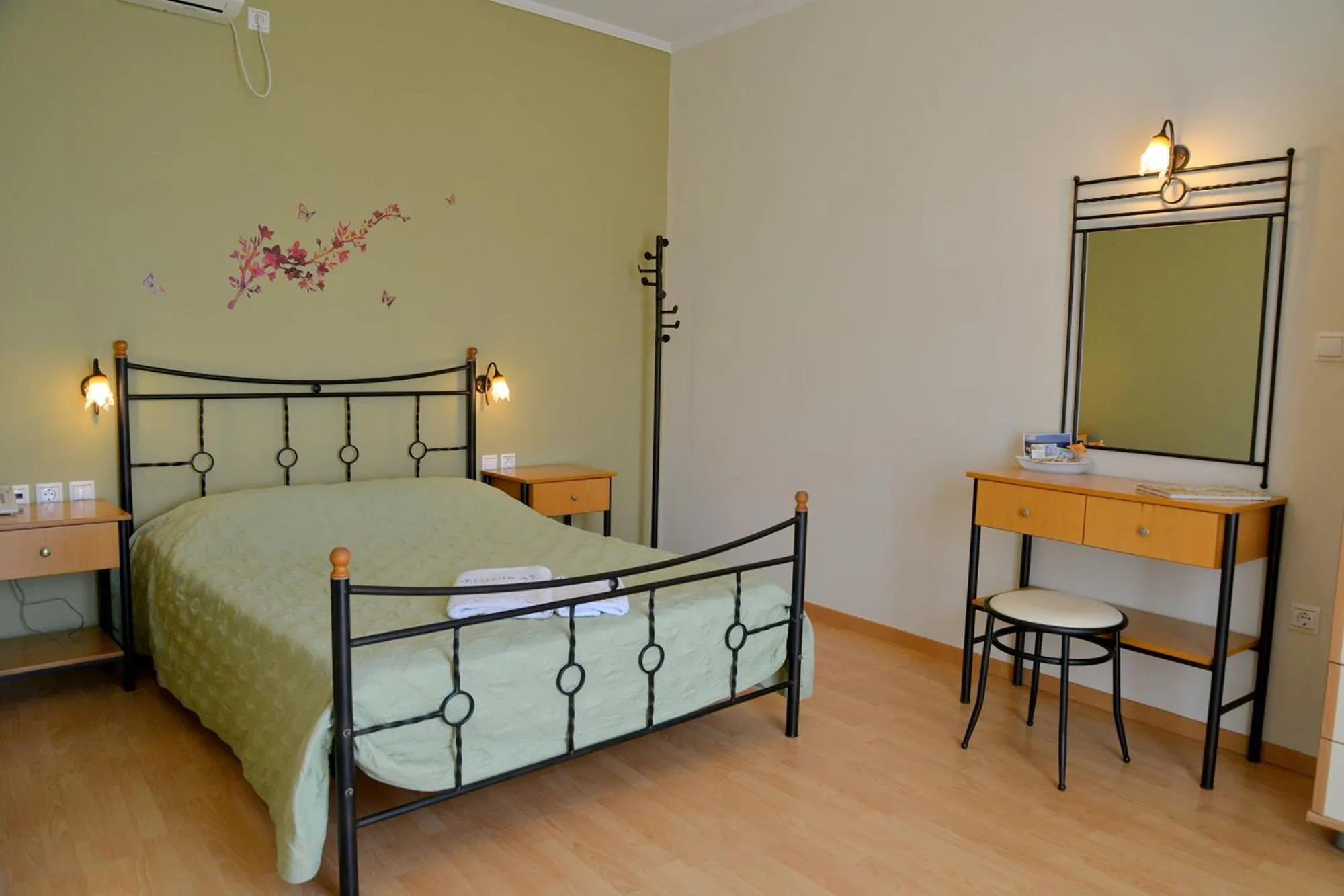 Photo of the whole room, Bed in Finikas Studios