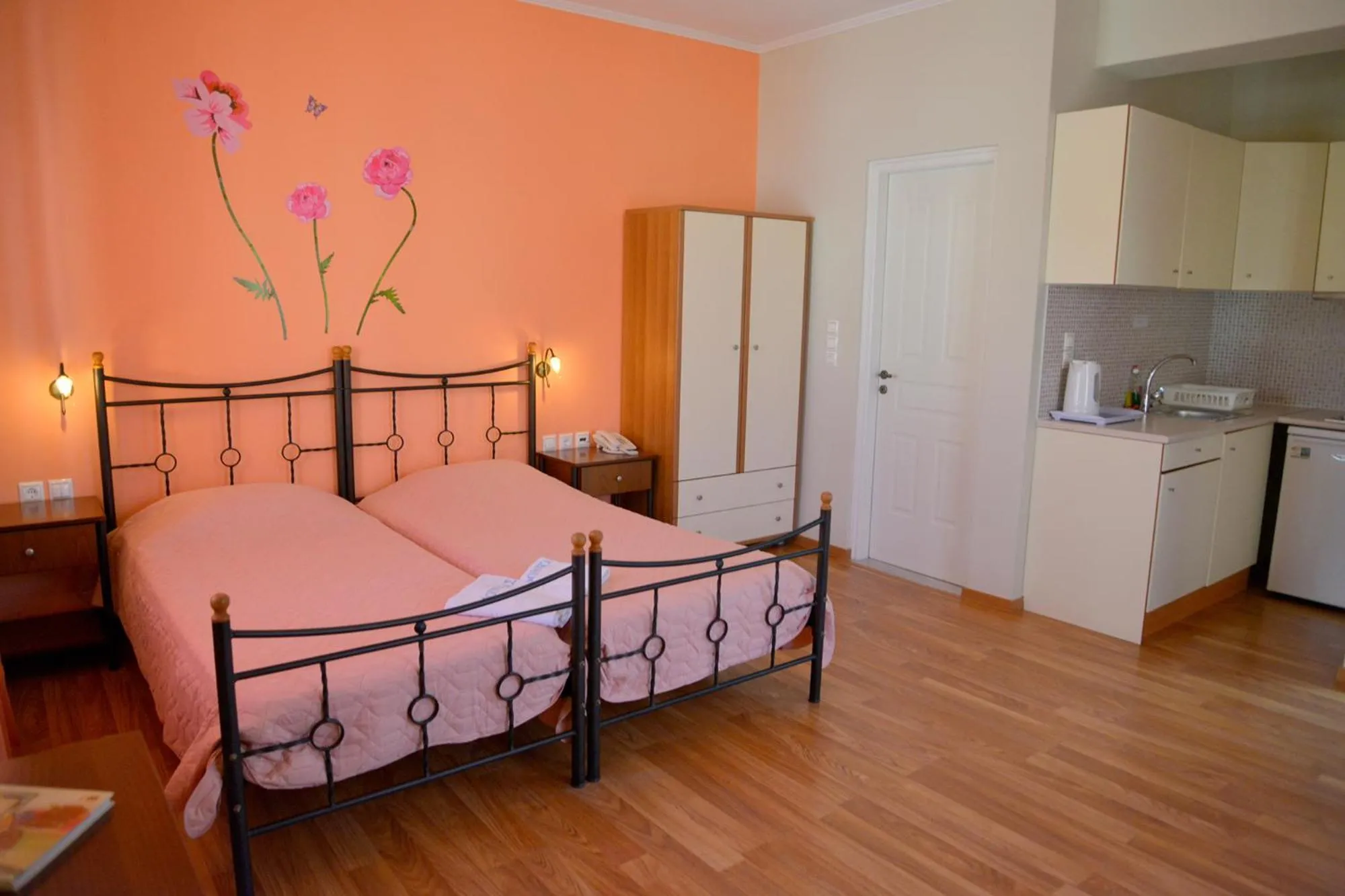 Photo of the whole room, Bed in Finikas Studios