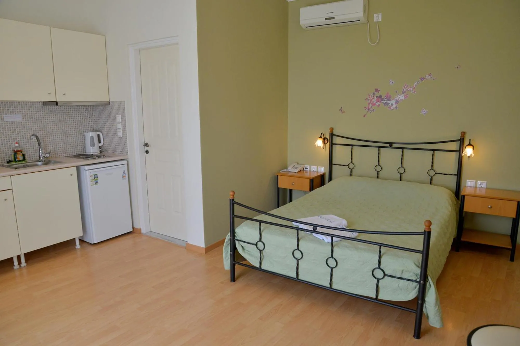 Photo of the whole room, Bed in Finikas Studios