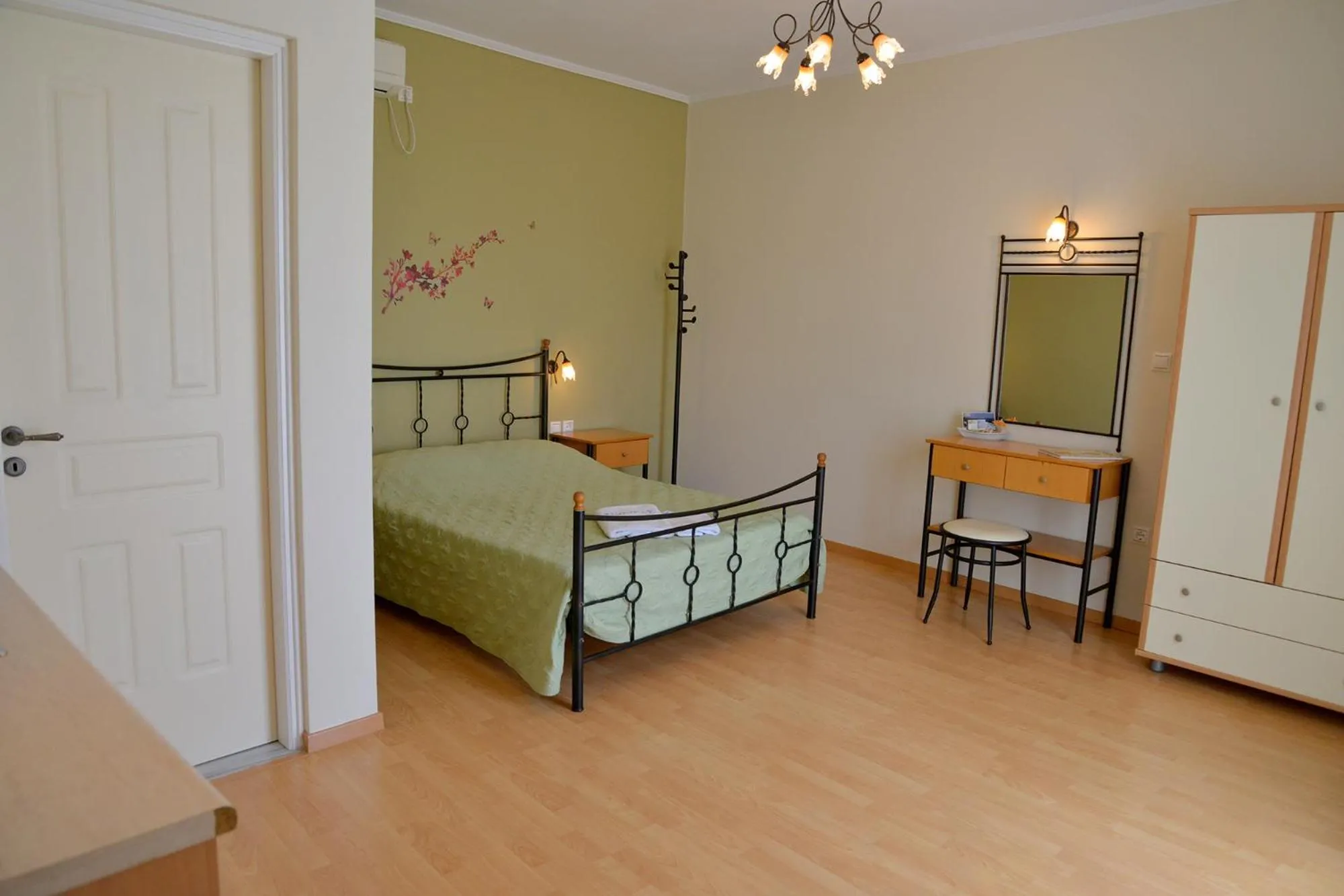Photo of the whole room, Bed in Finikas Studios