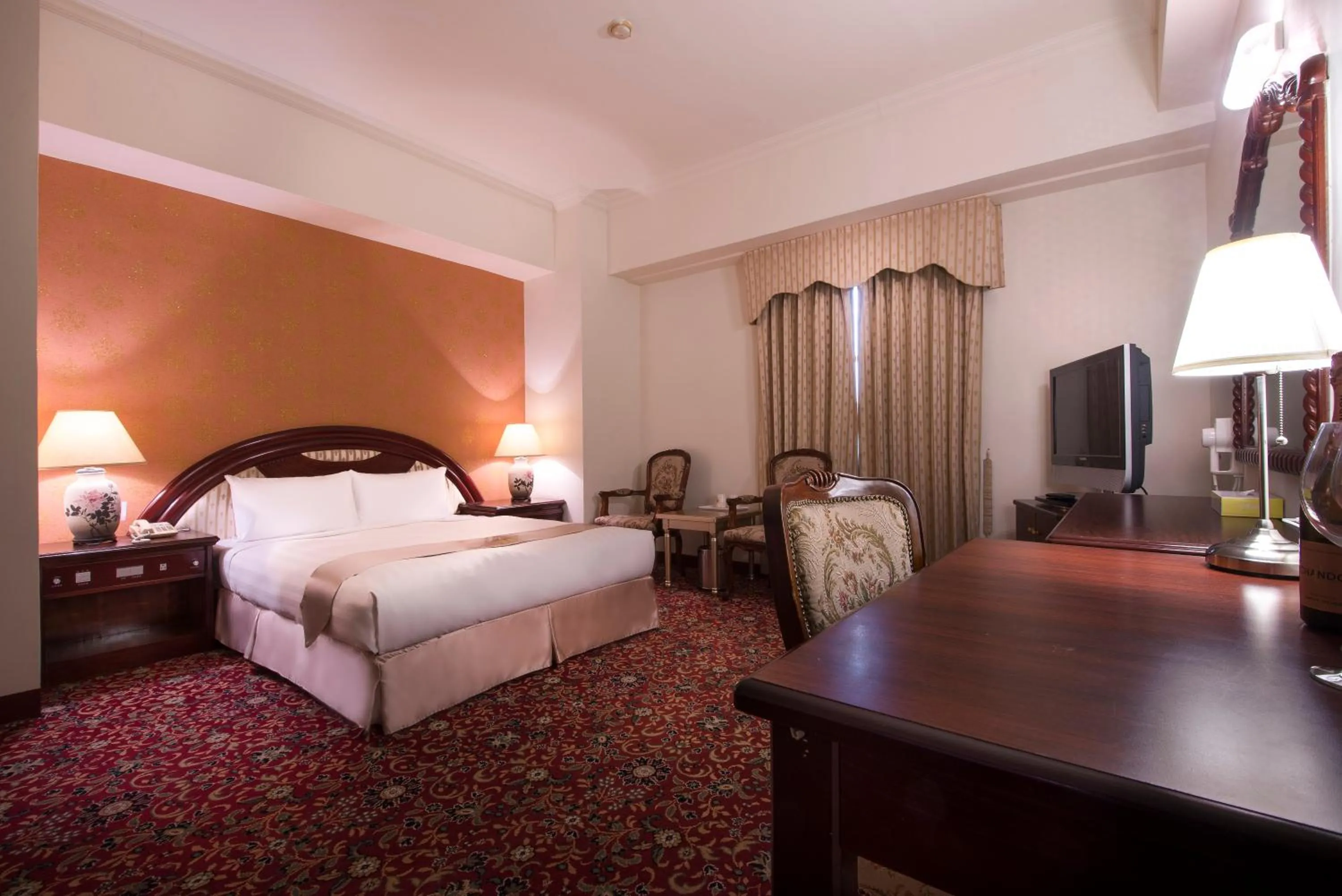 Photo of the whole room, Bed in Hu House